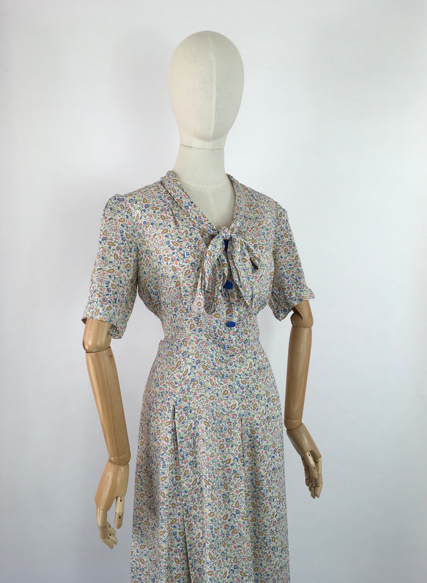 Original 1940s Summer Day Dress - In a Beautiful Floral and Paisley Print