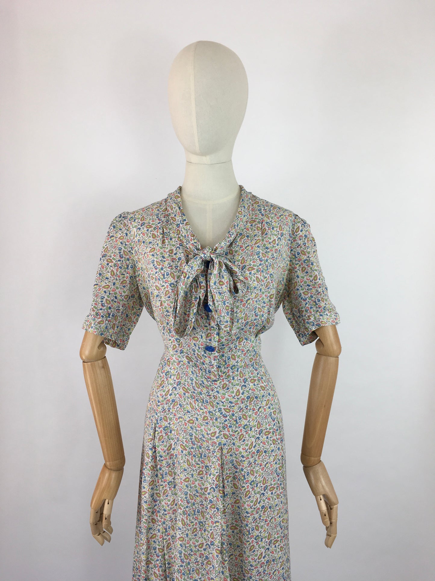 Original 1940s Summer Day Dress - In a Beautiful Floral and Paisley Print