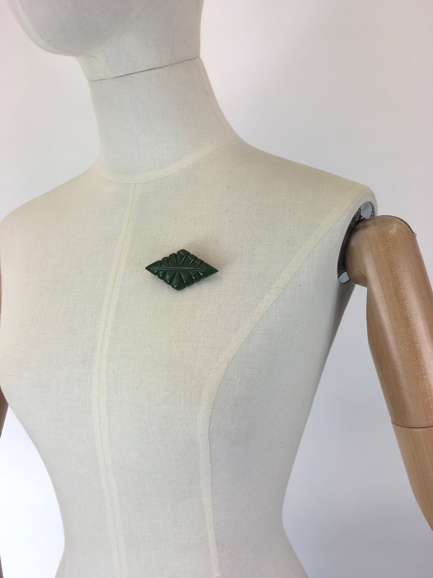 Original late 1940’s early 1950’s Bakelite Leaf Brooch - In Pine Green