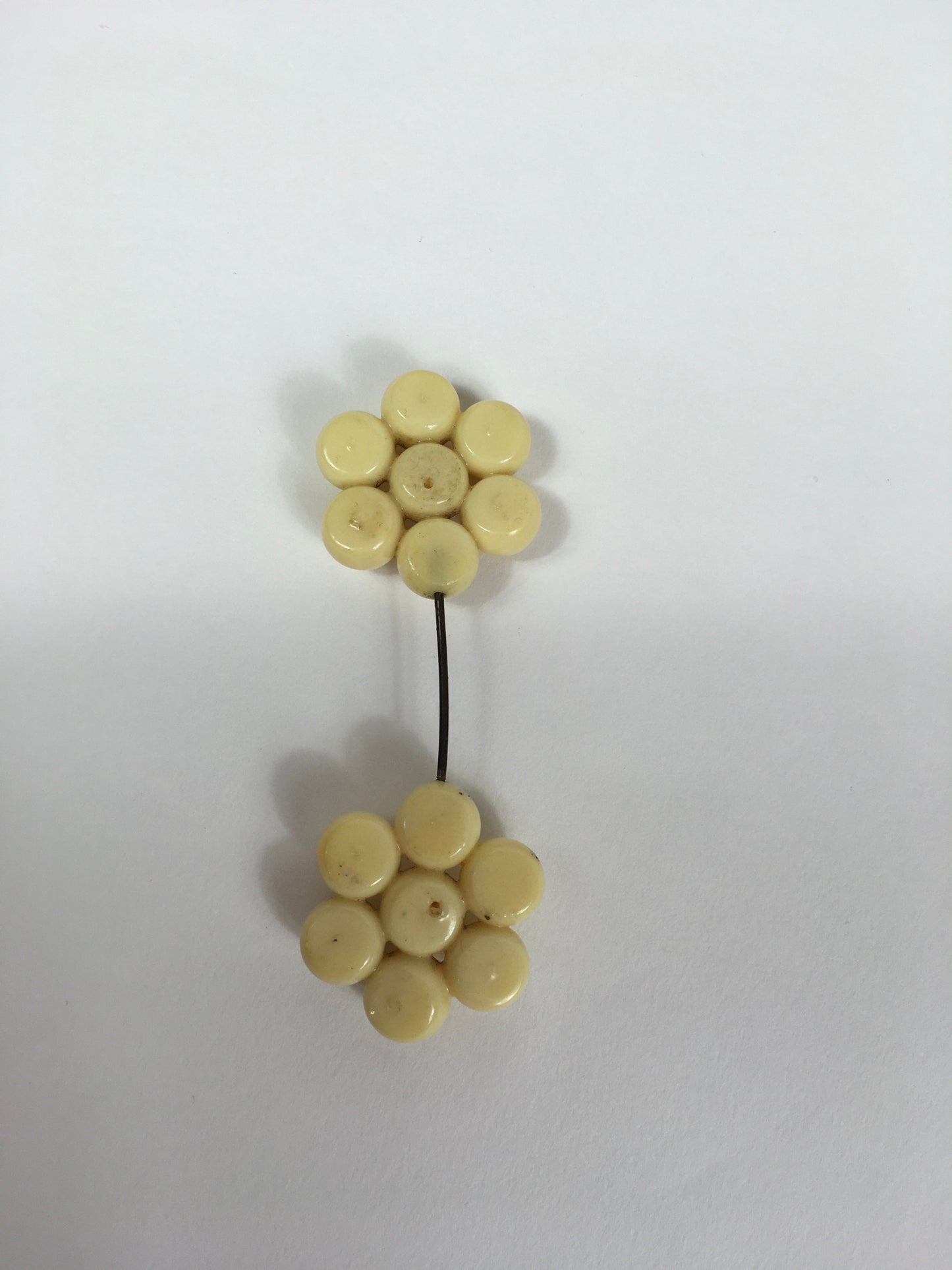 Original 1930’s Cream Hat Flash - In A Beautiful Shaped Design