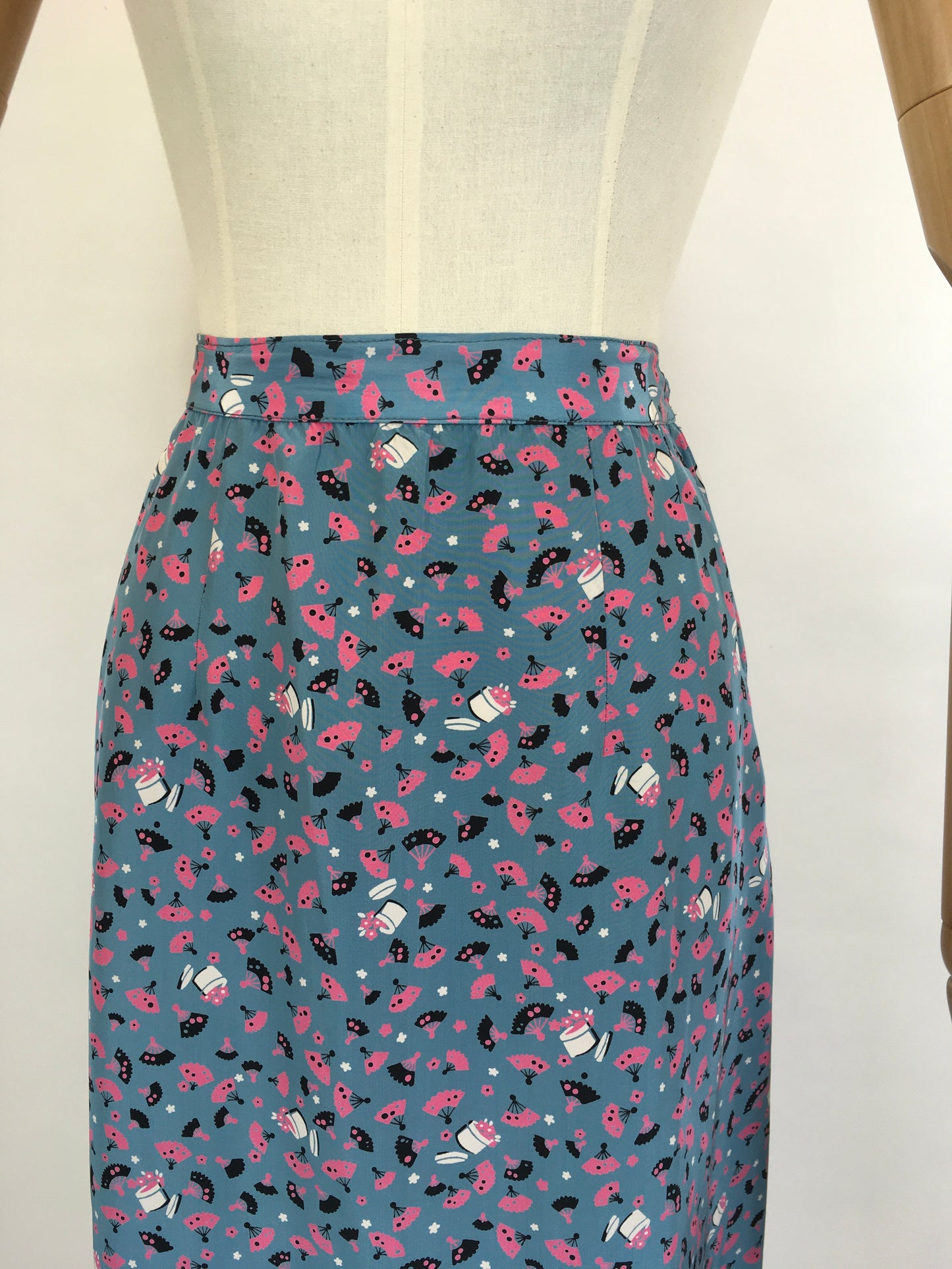 Original 1940’s FABULOUS Novelty Print Rayon Skirt - Featuring A Vanity Scene of Fans, Trinket Pots and Vases