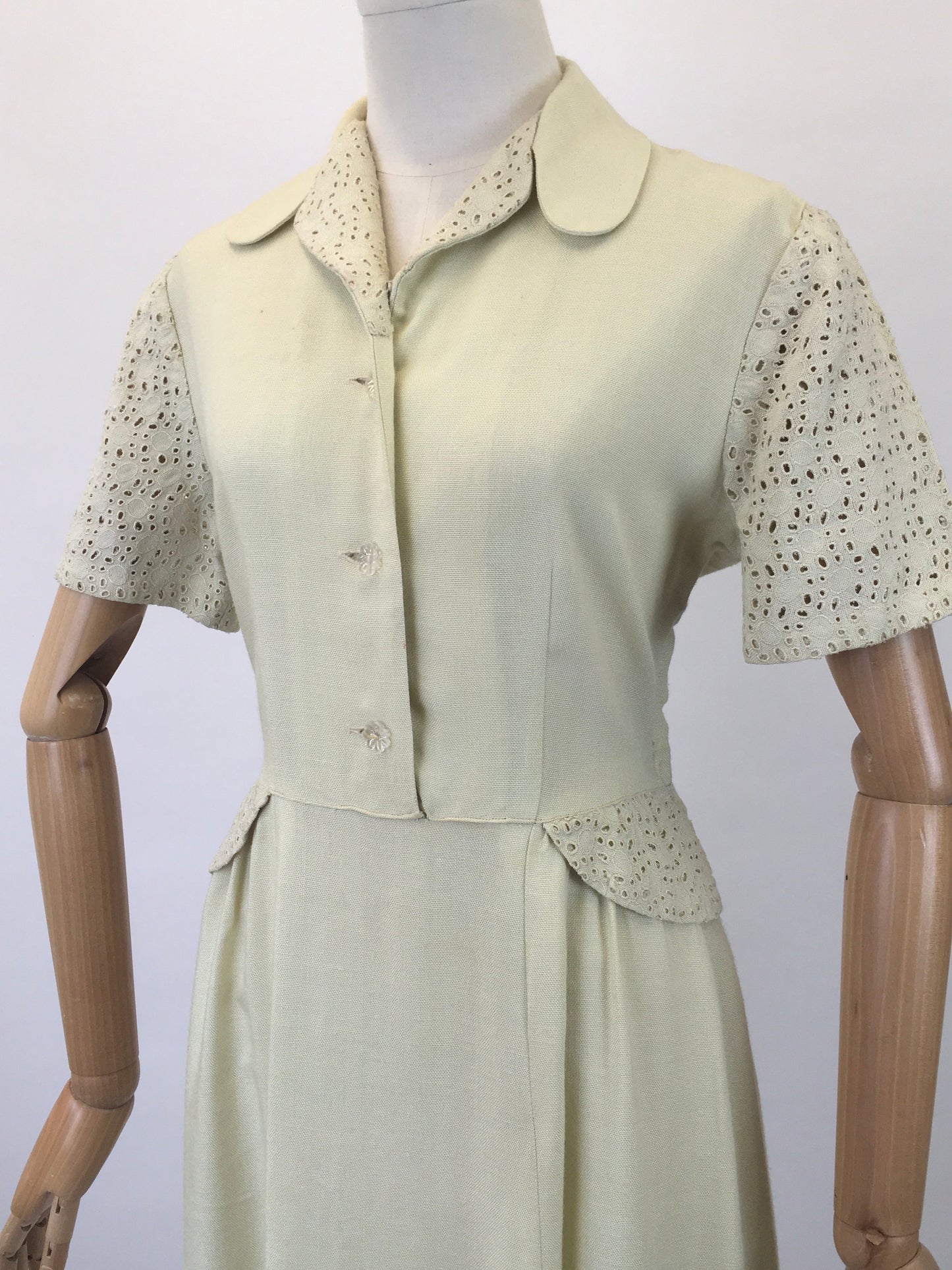 Original 1940's Stunning CC41 Moygashol Linen & Broderie Anglaise Dress - In A Divine Pale Lime