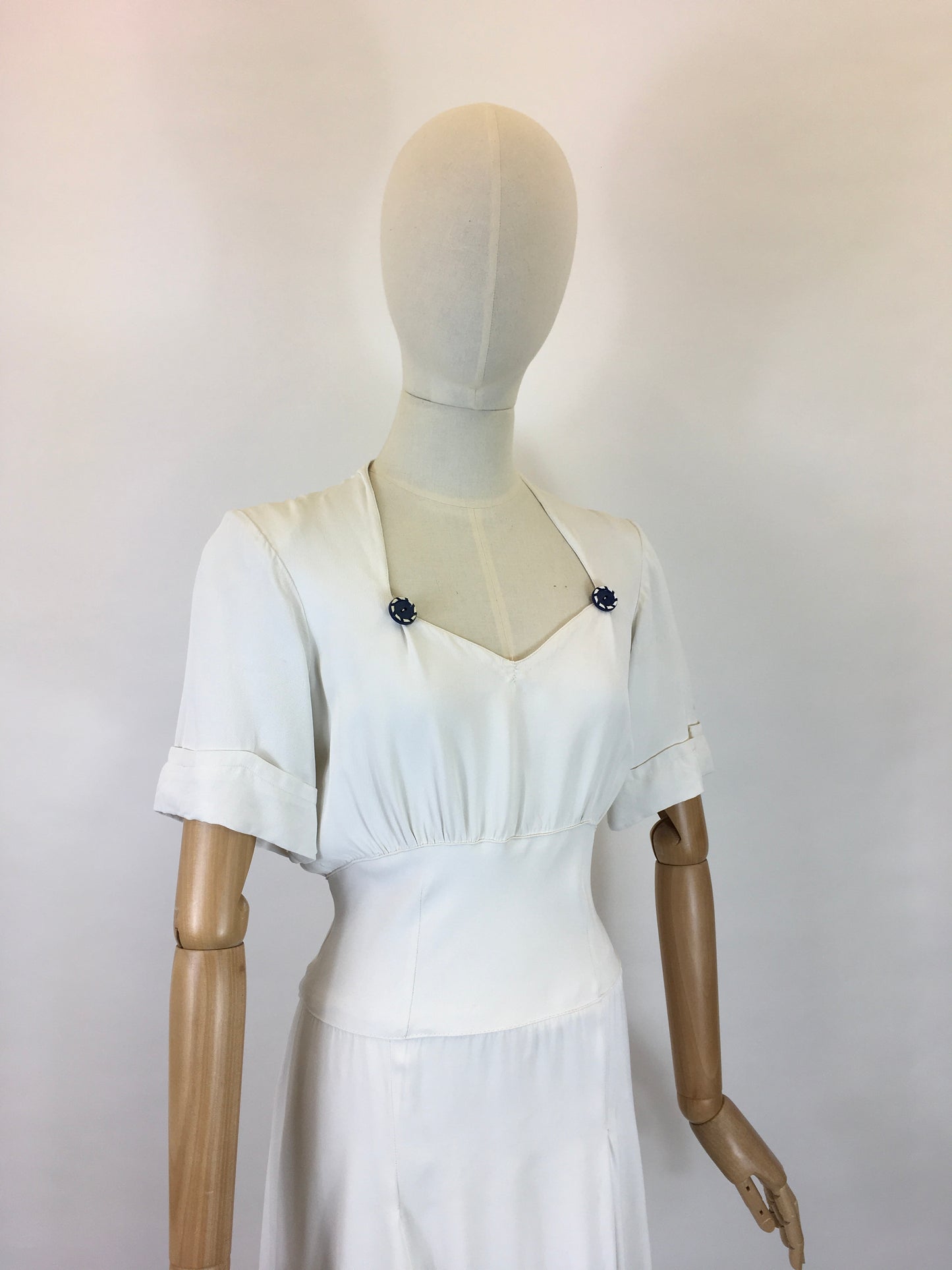 Original 1940’s STUNNING White Dress With Button Detailing  - Oozing a Classic 40’s Silhouette
