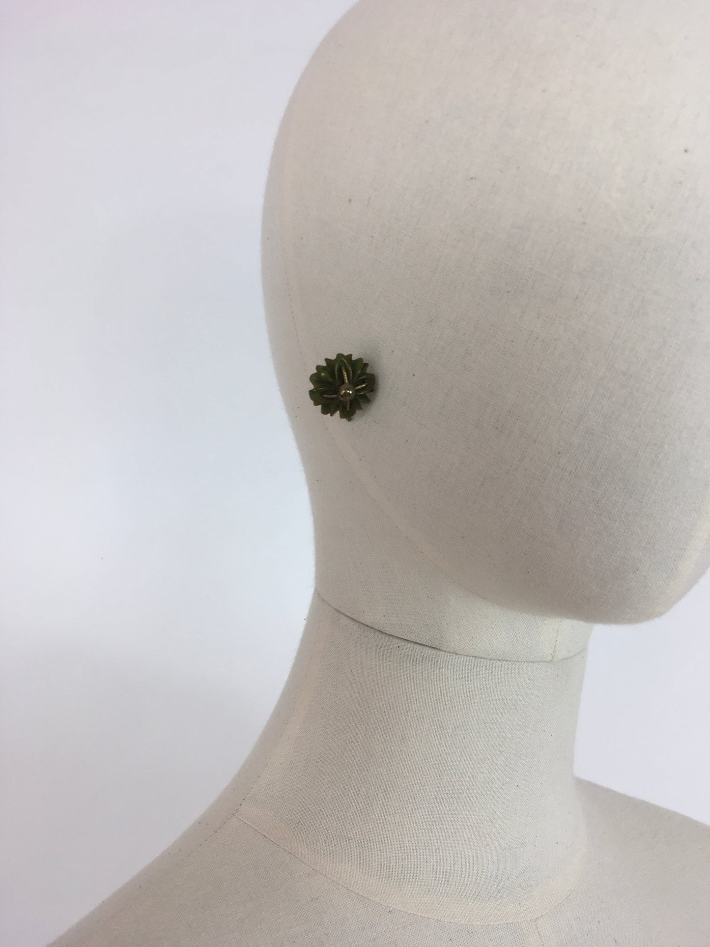 Original 1940s Screw Back Earrings - Green Bakelite And Metal Flowers