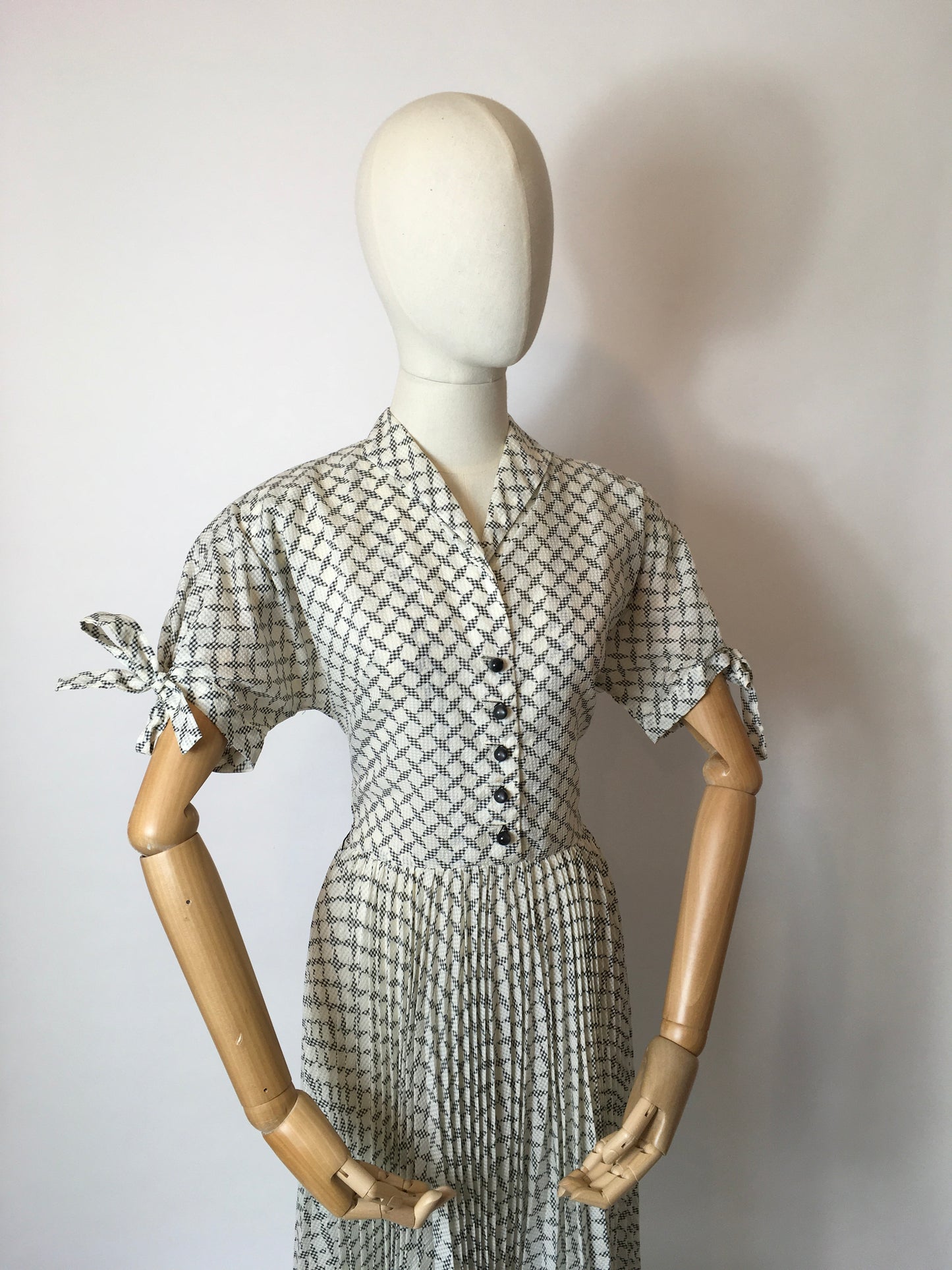 Original Early 1950s Seersucker Dress - Lovely Tie Sleeve Detailing