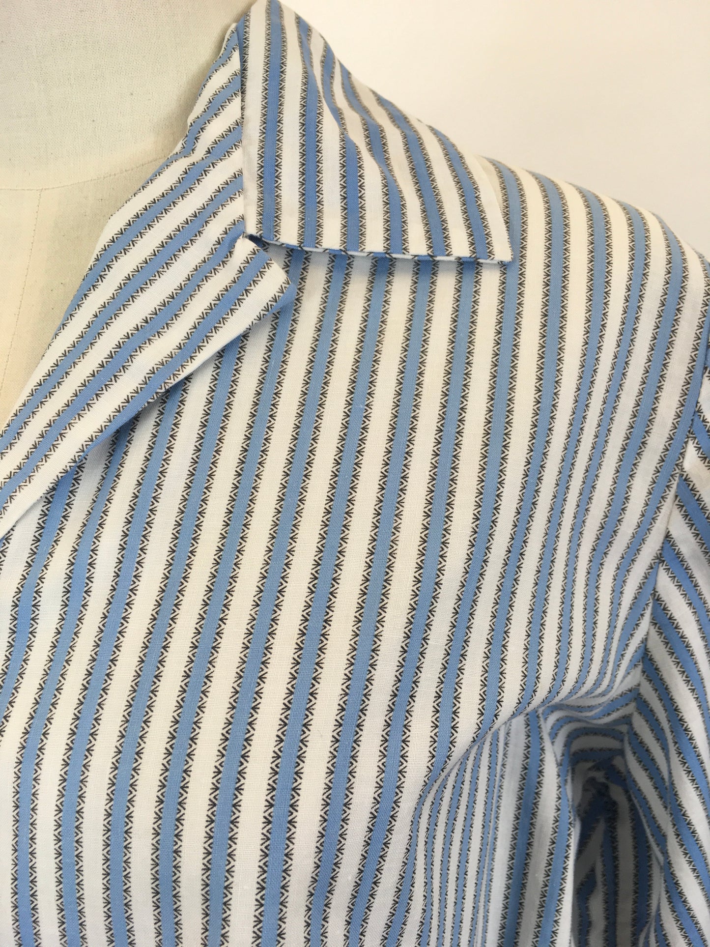 Original 1950’s Darling Blue & White Shirtwaister Dress - With A Classic 50’s Silhouette