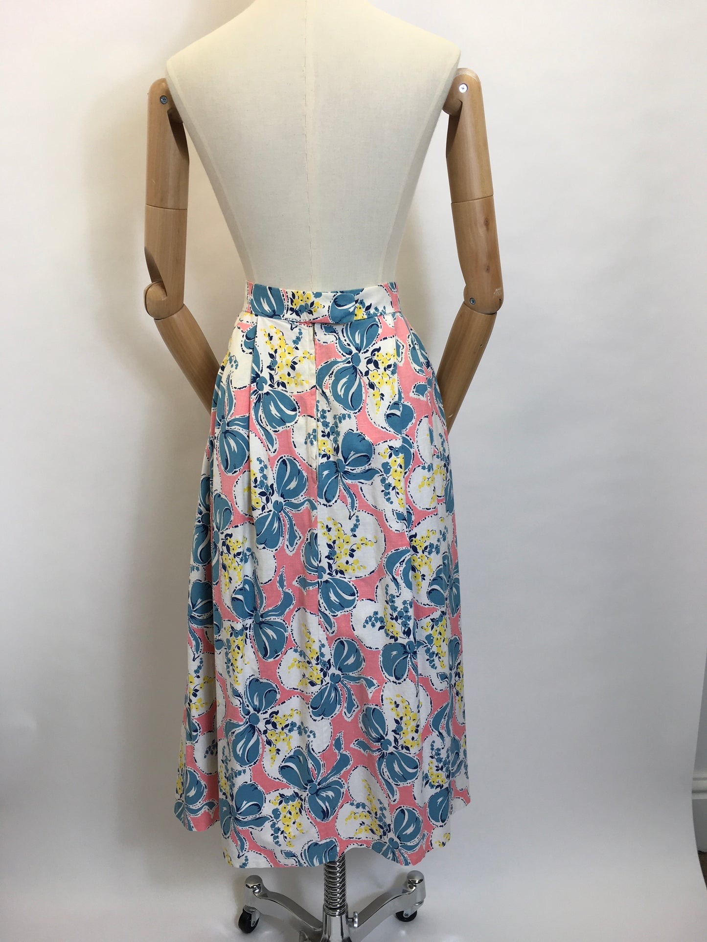 Original Early 1950s Cotton Circle Skirt - Featuring Beautiful Flowers & Ribbons Print