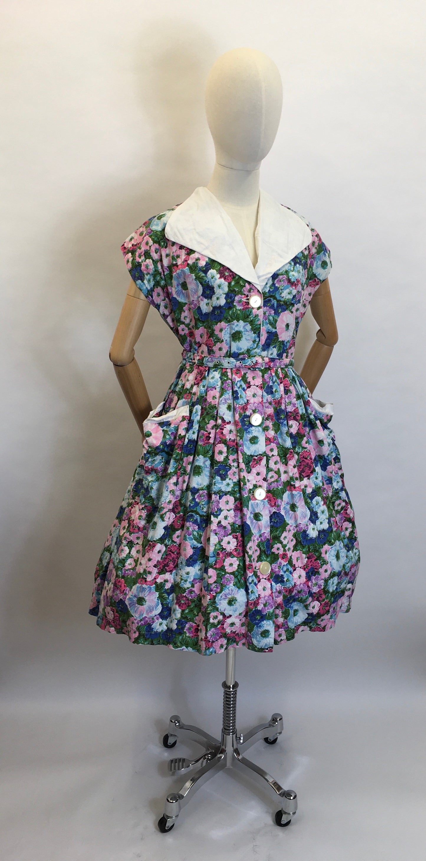 Original 1950's Floral Cotton Day Dress - Fabulous Collar and Big Pockets