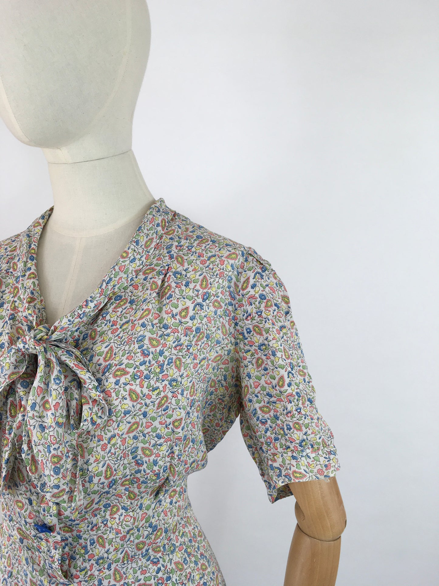 Original 1940s Summer Day Dress - In a Beautiful Floral and Paisley Print