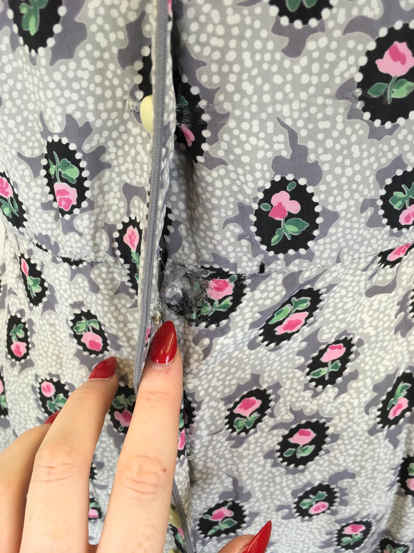 Original 1950’s Cute Button Front Dress - In A Lovely Pretty Cameo Floral