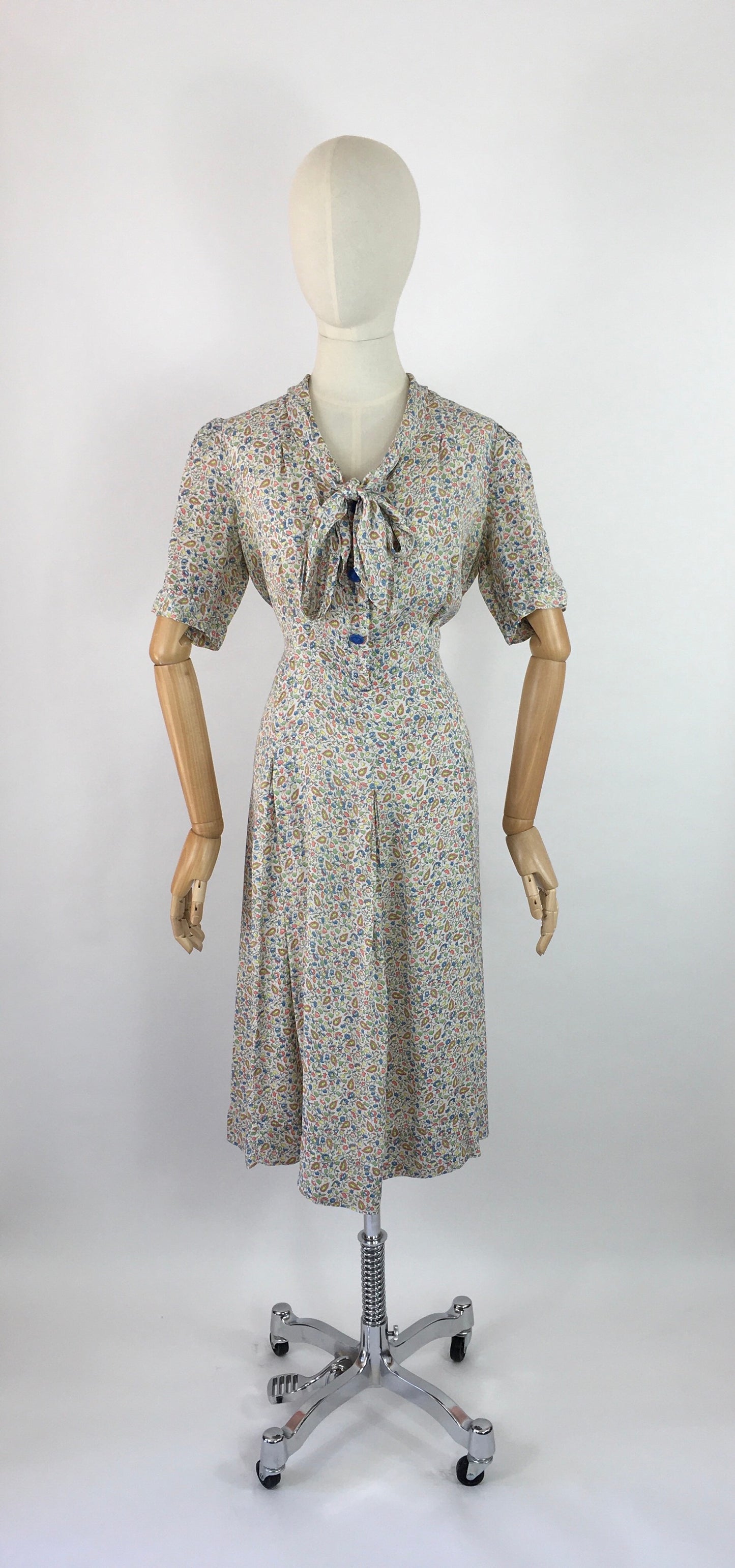 Original 1940s Summer Day Dress - In a Beautiful Floral and Paisley Print