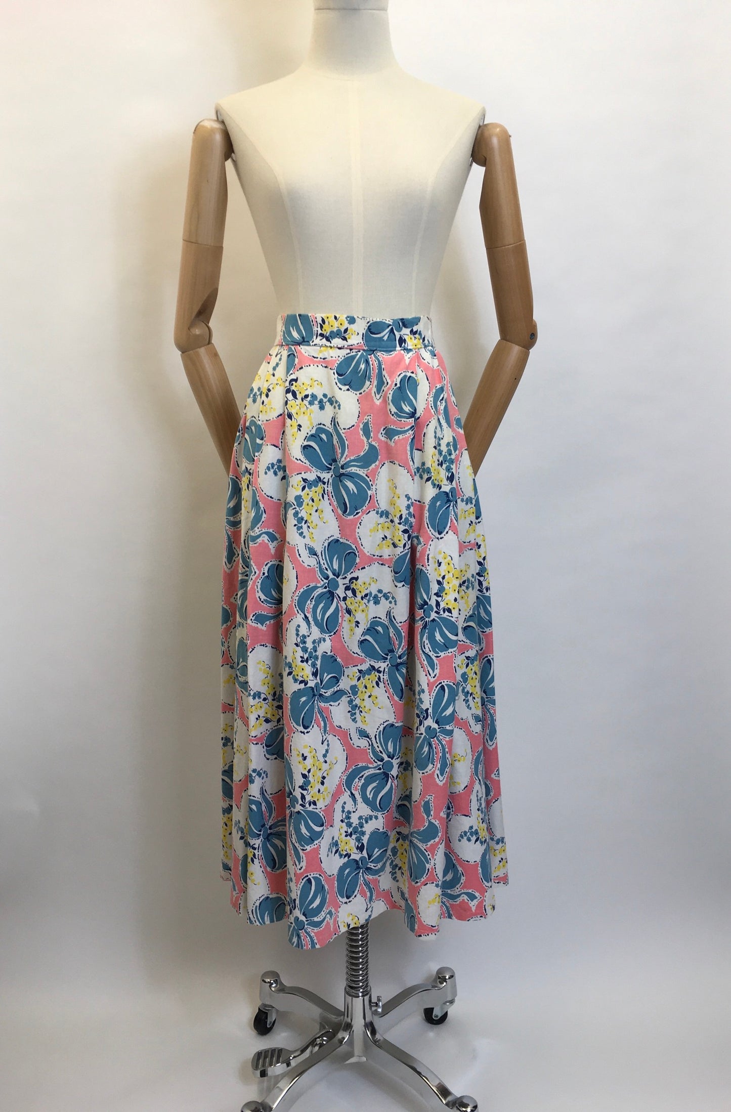 Original Early 1950s Cotton Circle Skirt - Featuring Beautiful Flowers & Ribbons Print