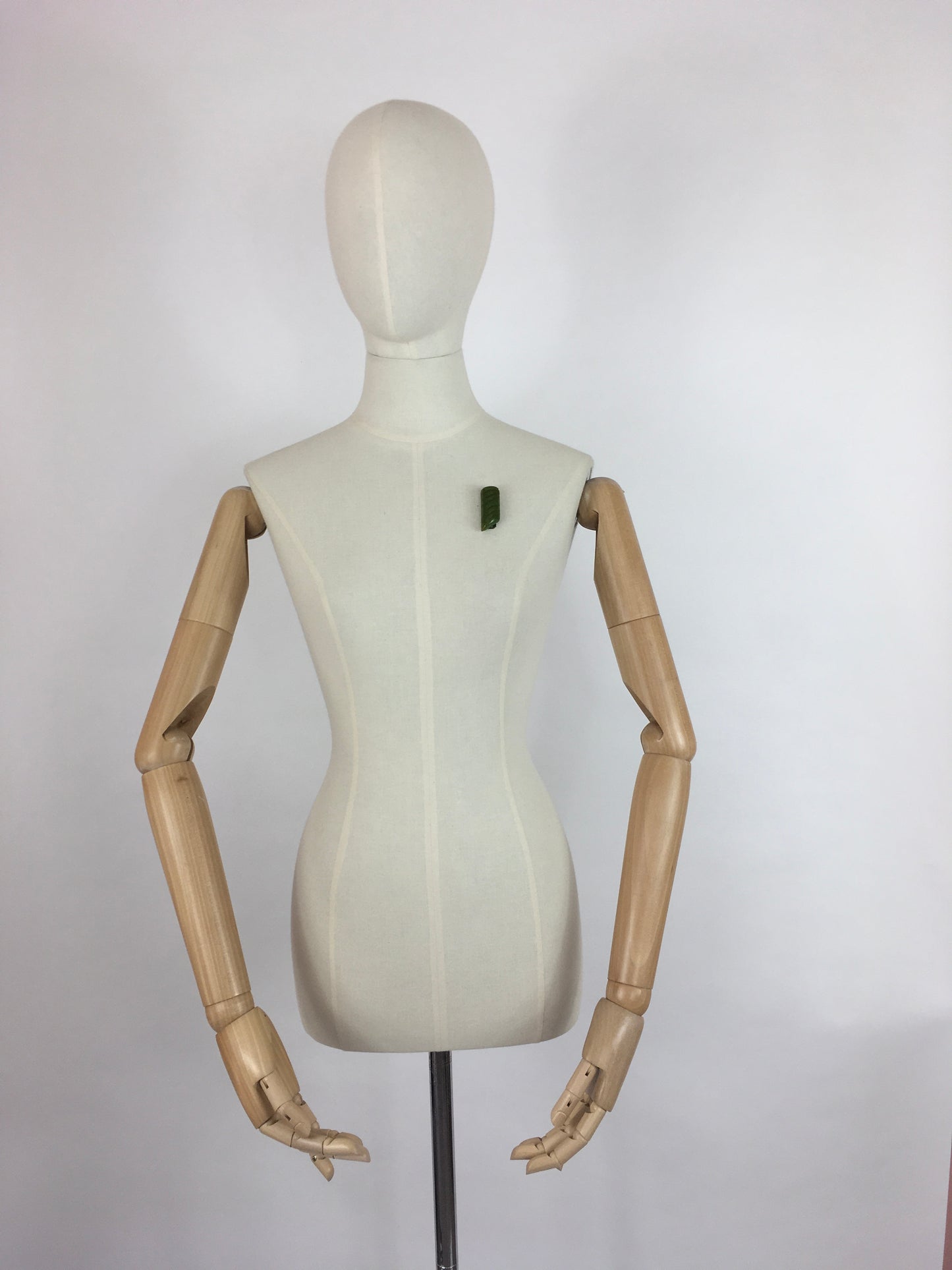 Original 1940s Green Carved Bakelite Dress Clip - Lovely Markings