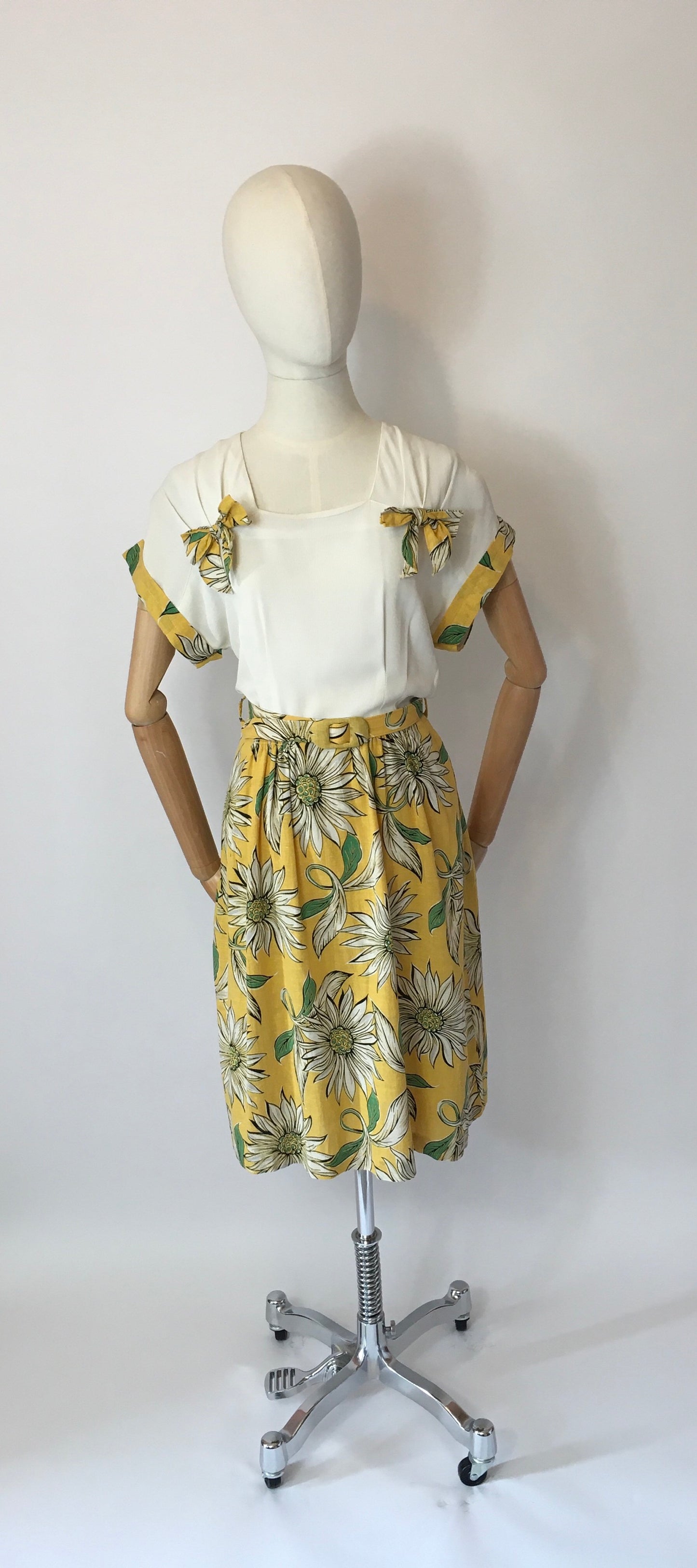 Original 1940’s Stunning Summer Dress - Vibrant Colour Floral Print