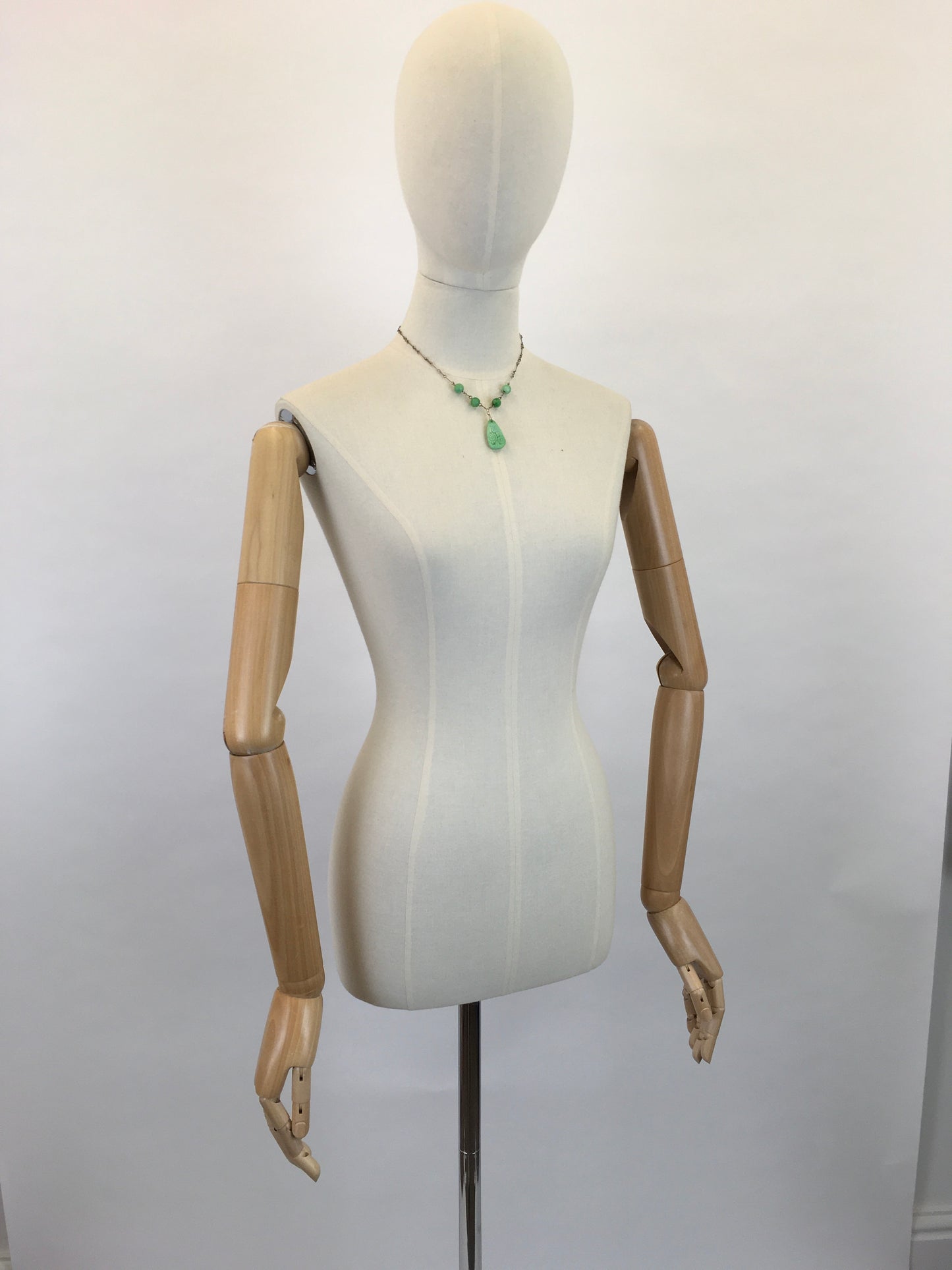 Original 1930s Necklace In The Iconic 30’s Green - Glass Beads and Pressed Glass