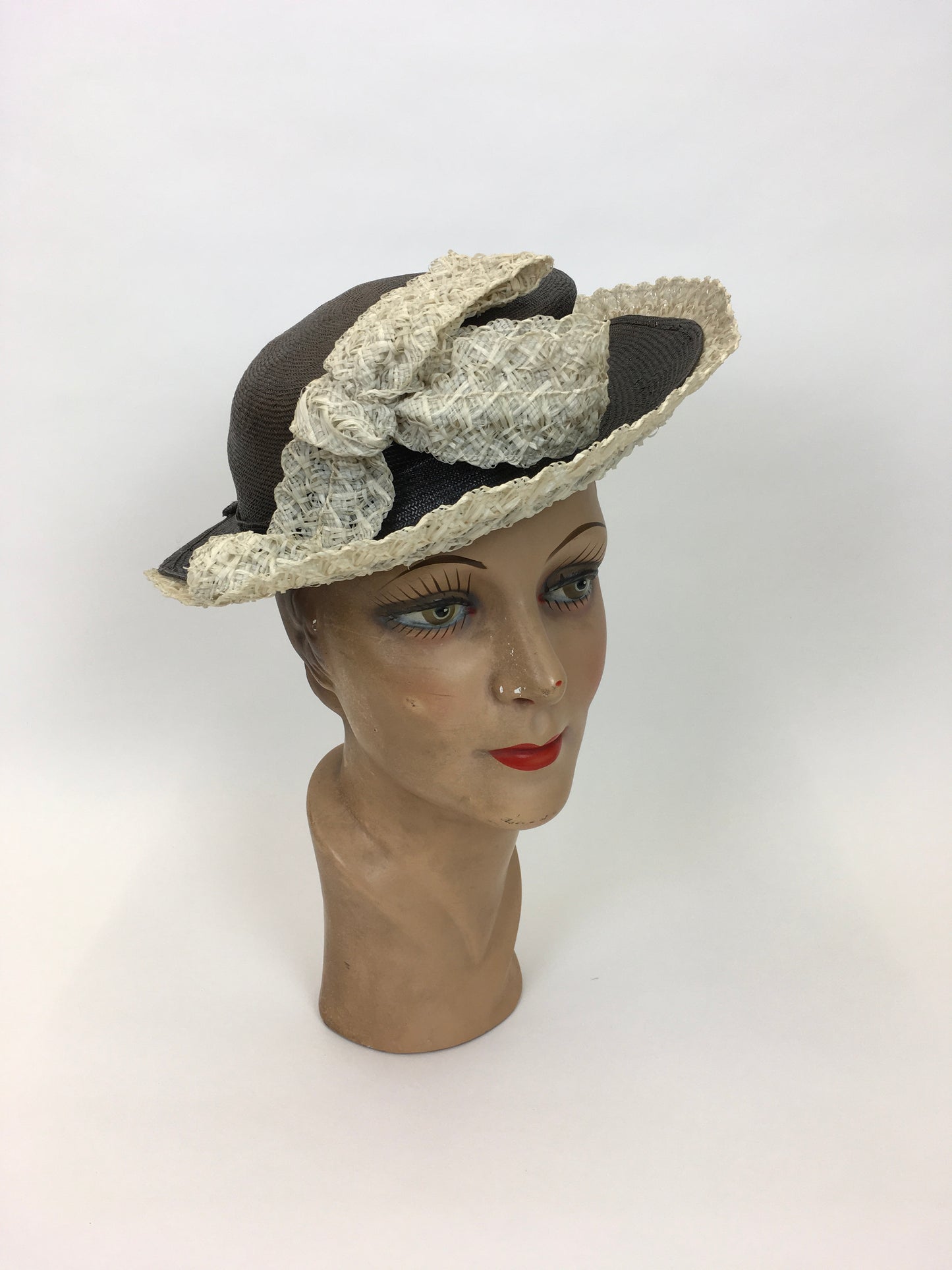 Original 1940’s Brown Grosgrain Topper Hat - With a Fabulous Cream Raffia Trim and Bow Detailing