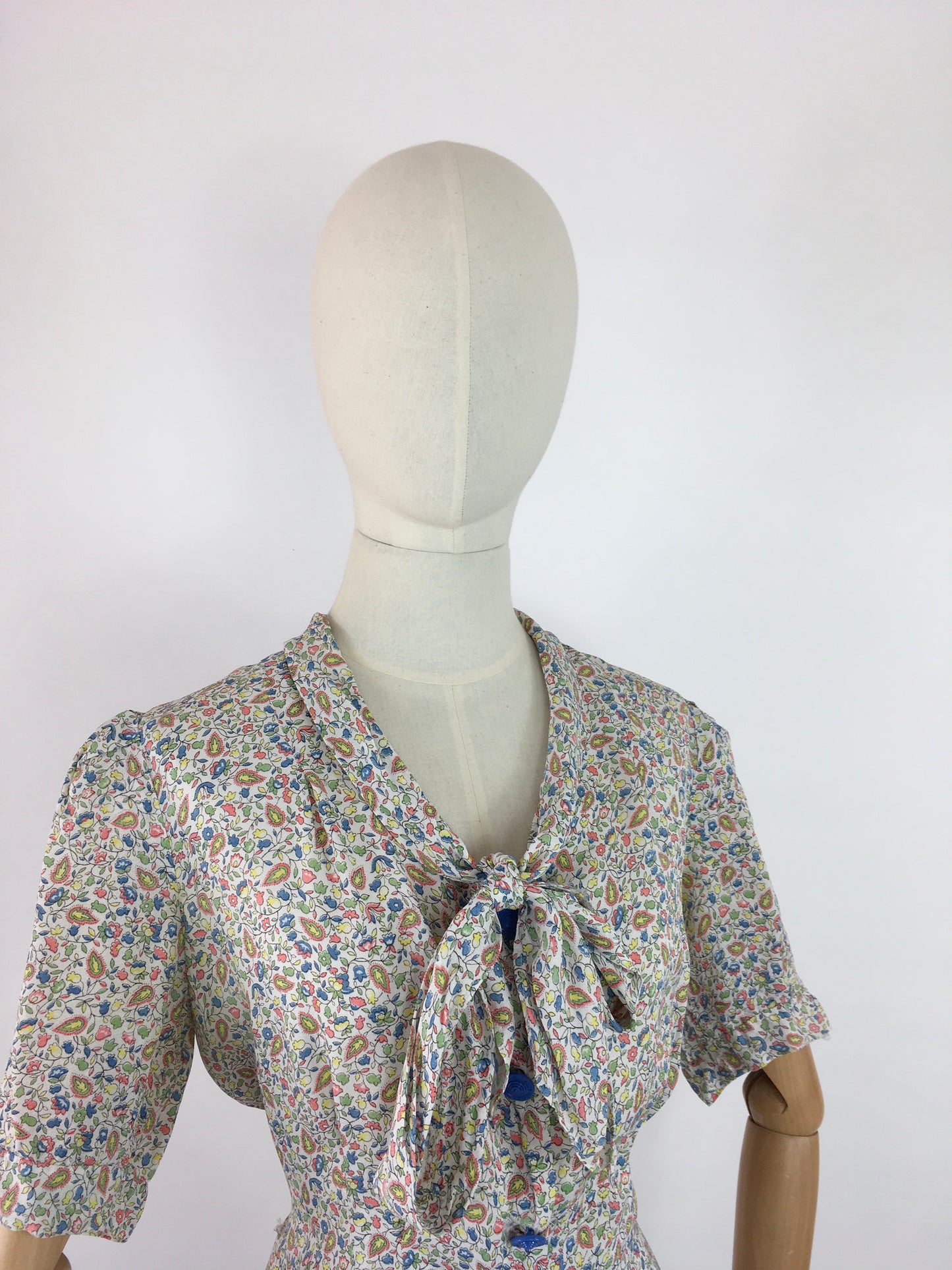 Original 1940s Summer Day Dress - In a Beautiful Floral and Paisley Print