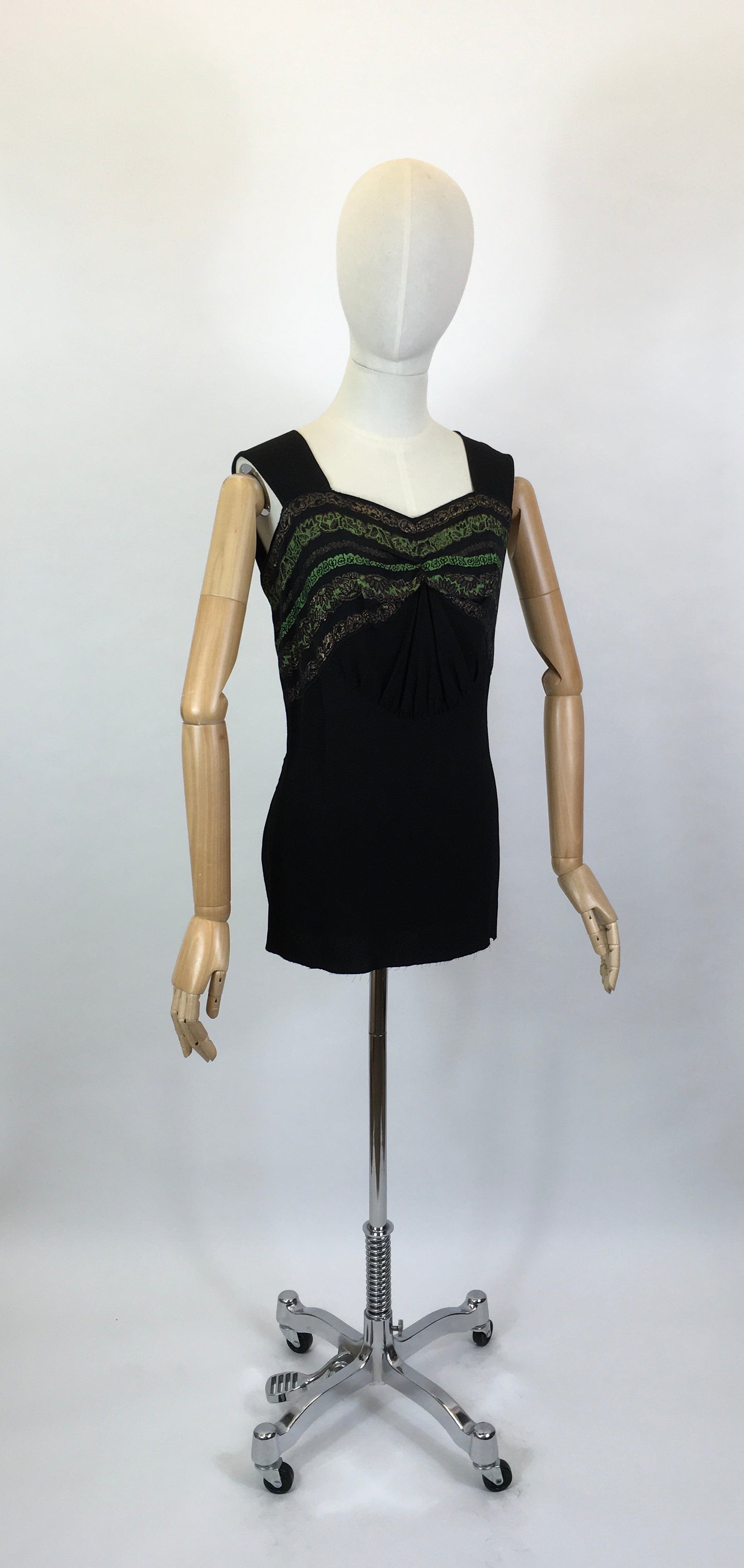 Original 1930s blouse in crepe - With Gorgeous metallic thread details