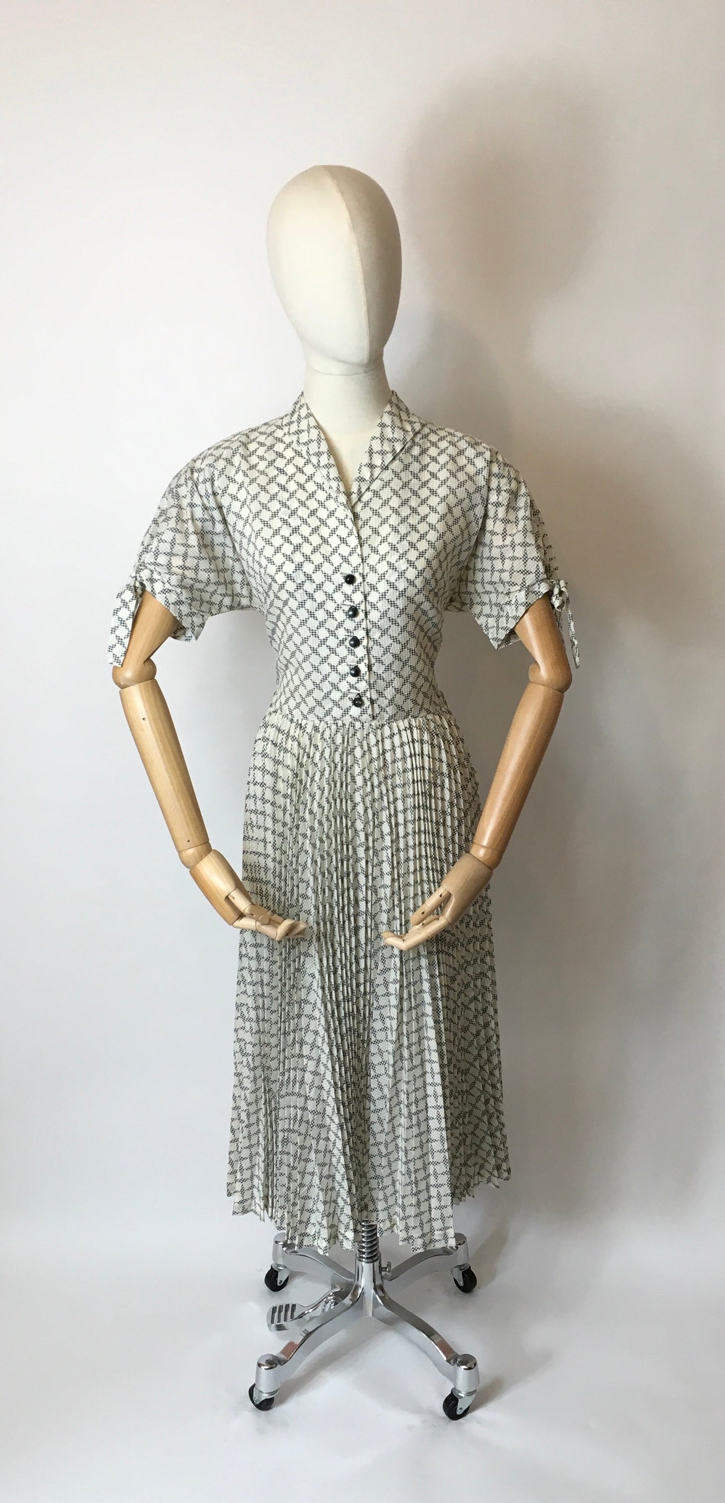Original Early 1950s Seersucker Dress - Lovely Tie Sleeve Detailing