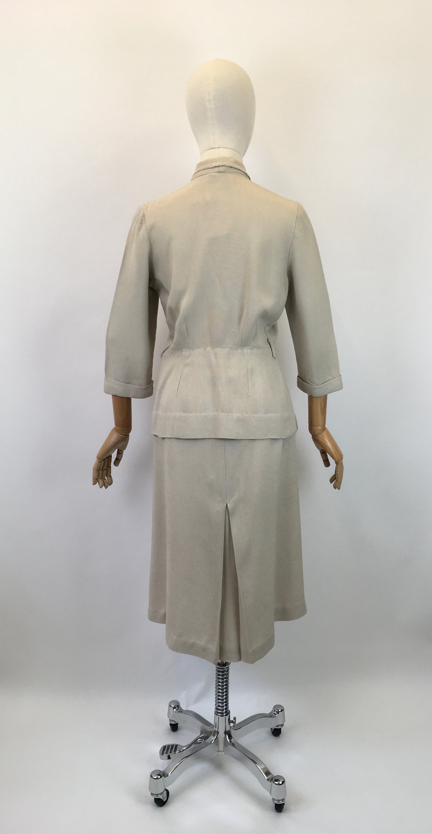 Original Early 1940’s Sensational Moygashal Linen 2pc Suit - By ‘ Fashion Sport’