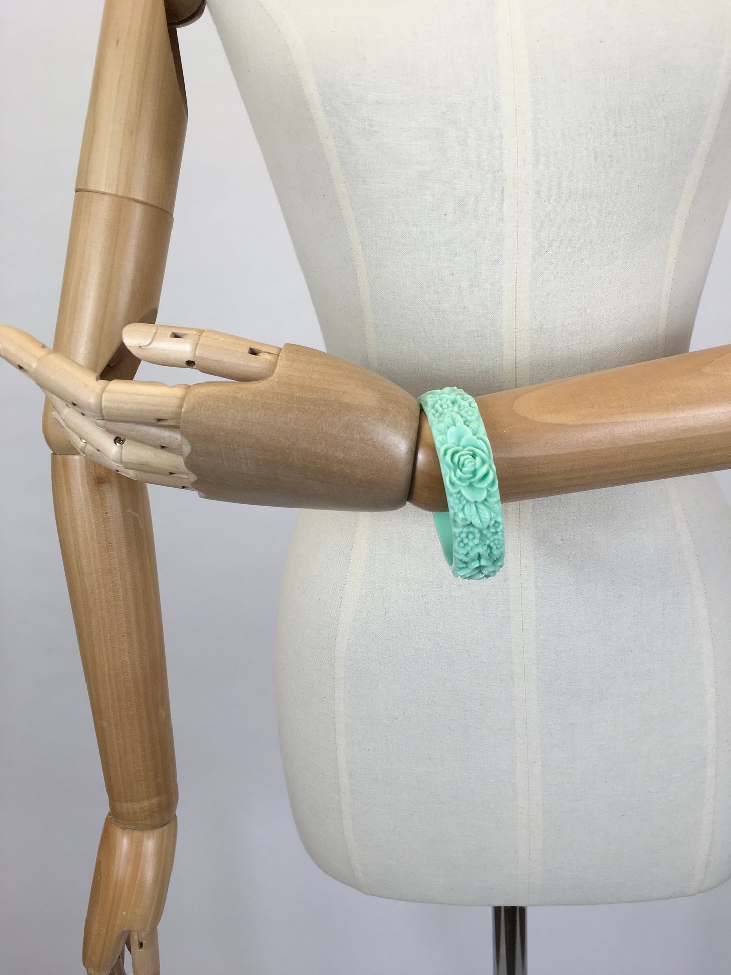 Original 1950’s FABULOUS Pastel Green Plastic Bangle - With Carved Floral Detailing