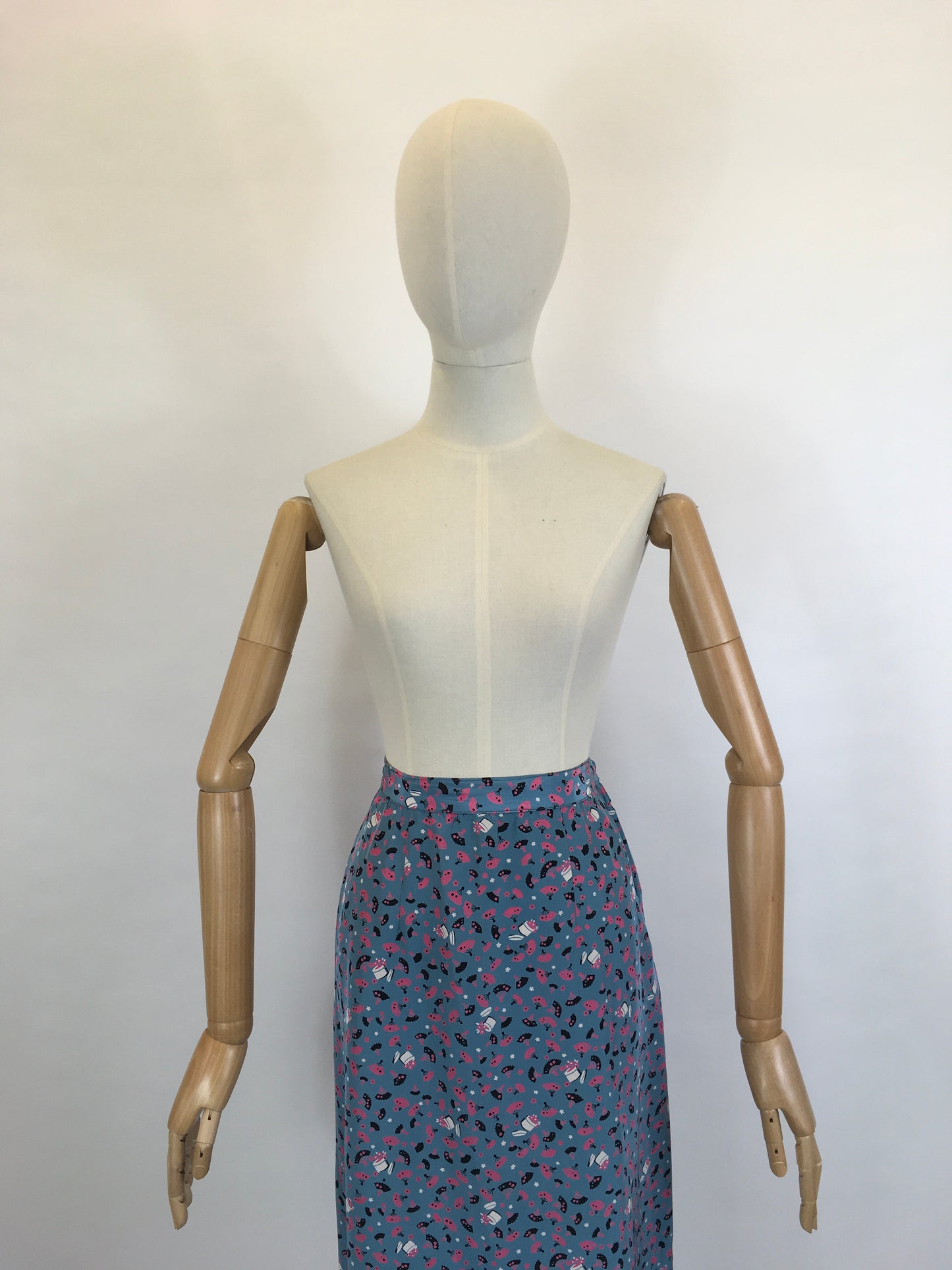 Original 1940’s FABULOUS Novelty Print Rayon Skirt - Featuring A Vanity Scene of Fans, Trinket Pots and Vases