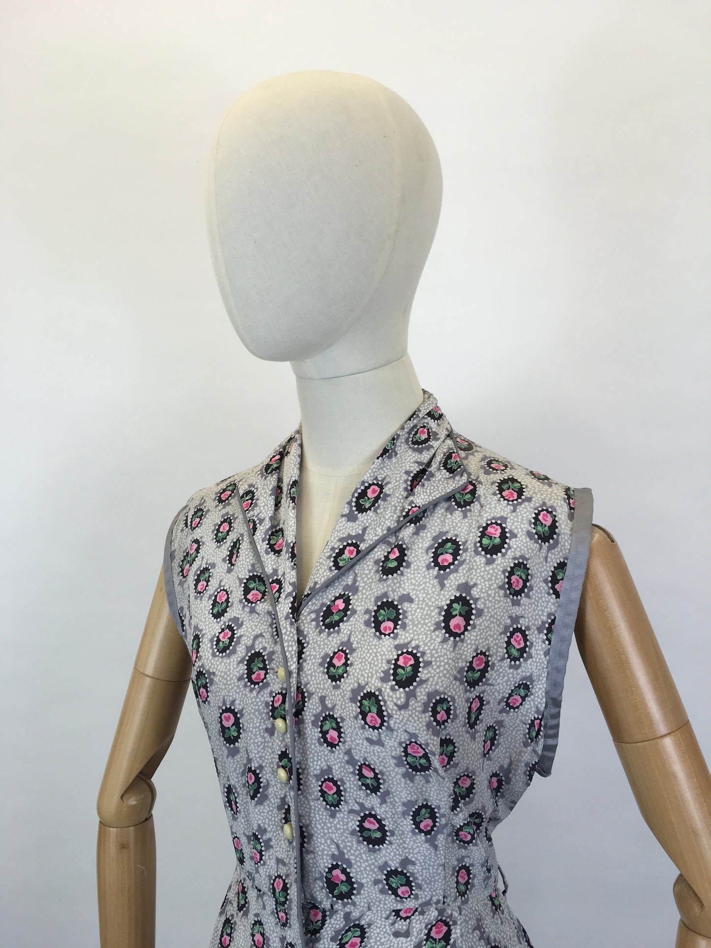 Original 1950’s Cute Button Front Dress - In A Lovely Pretty Cameo Floral