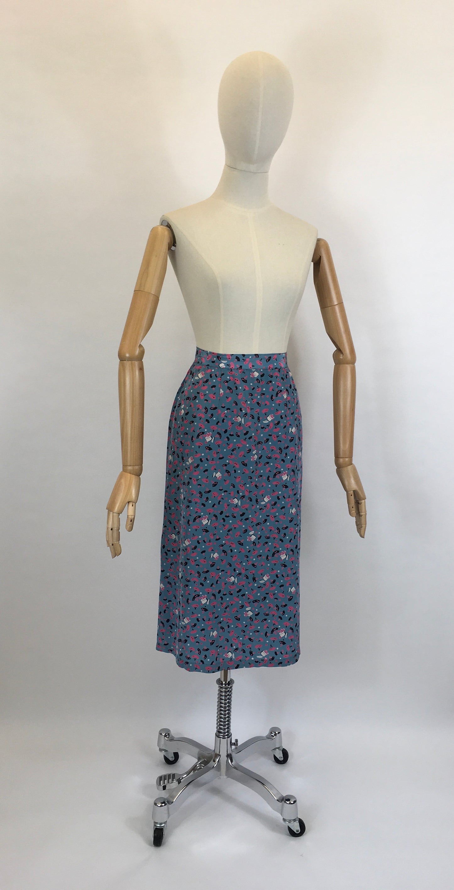Original 1940’s FABULOUS Novelty Print Rayon Skirt - Featuring A Vanity Scene of Fans, Trinket Pots and Vases