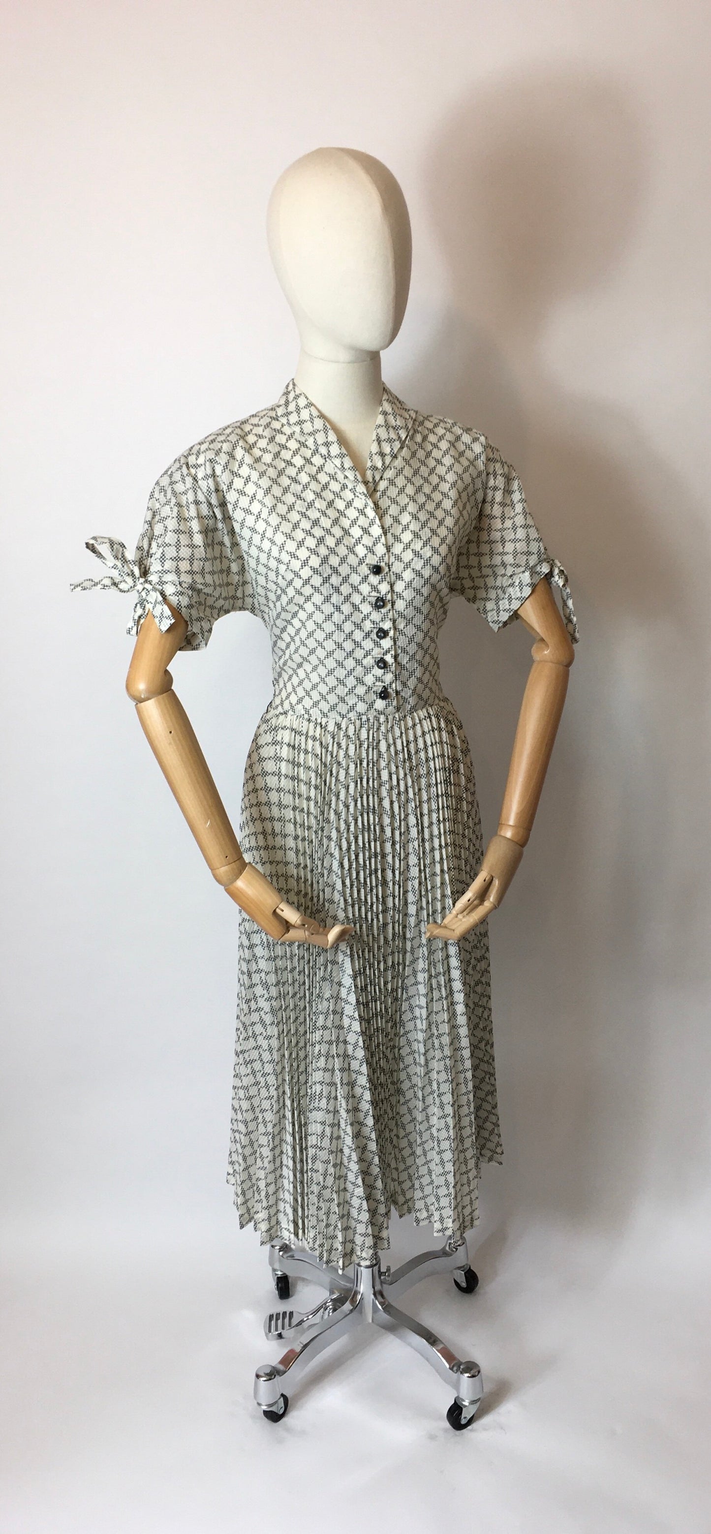 Original Early 1950s Seersucker Dress - Lovely Tie Sleeve Detailing