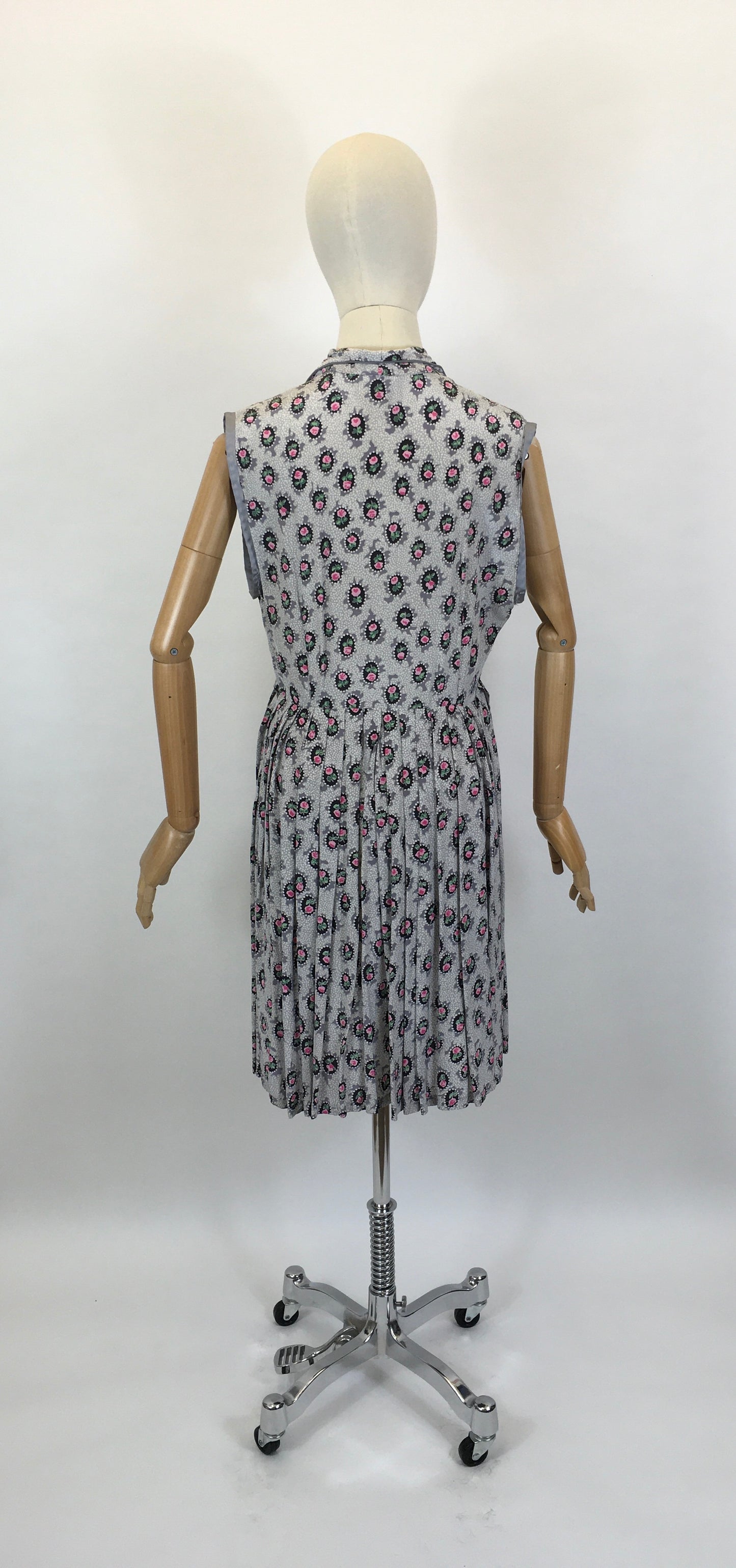 Original 1950’s Cute Button Front Dress - In A Lovely Pretty Cameo Floral
