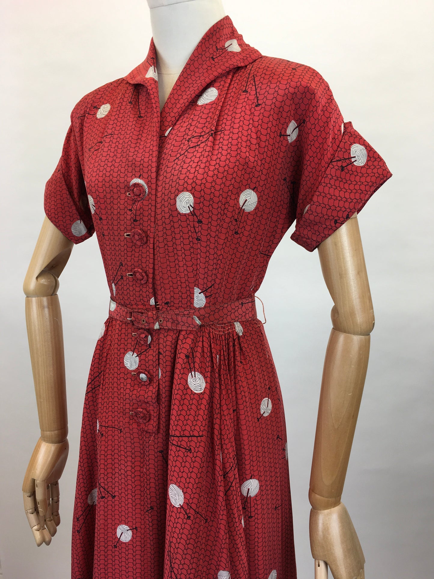 Original 1940’s ‘ Leslie Fay’ Novelty Print Rayon Dress - In a STUNNING knitting Needle and Yarn Print