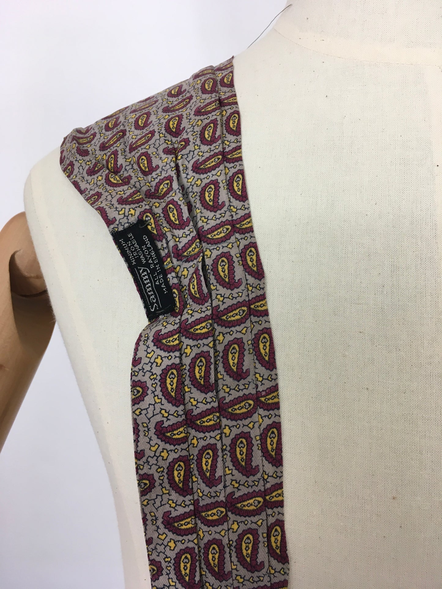 Original 1940’s Mens ‘ Sammy ‘ Silk Cravat - In a Lovely Bright Yellow and Burgundy Paisley
