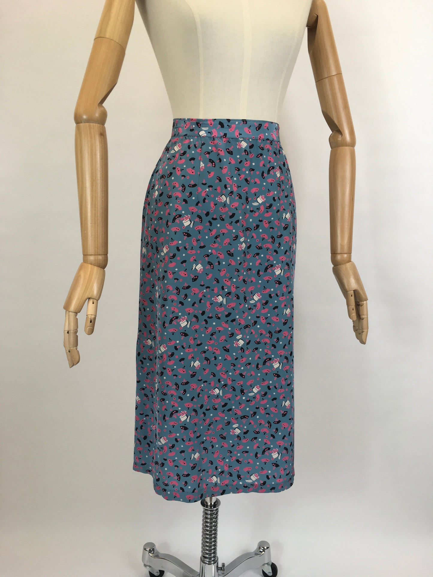 Original 1940’s FABULOUS Novelty Print Rayon Skirt - Featuring A Vanity Scene of Fans, Trinket Pots and Vases