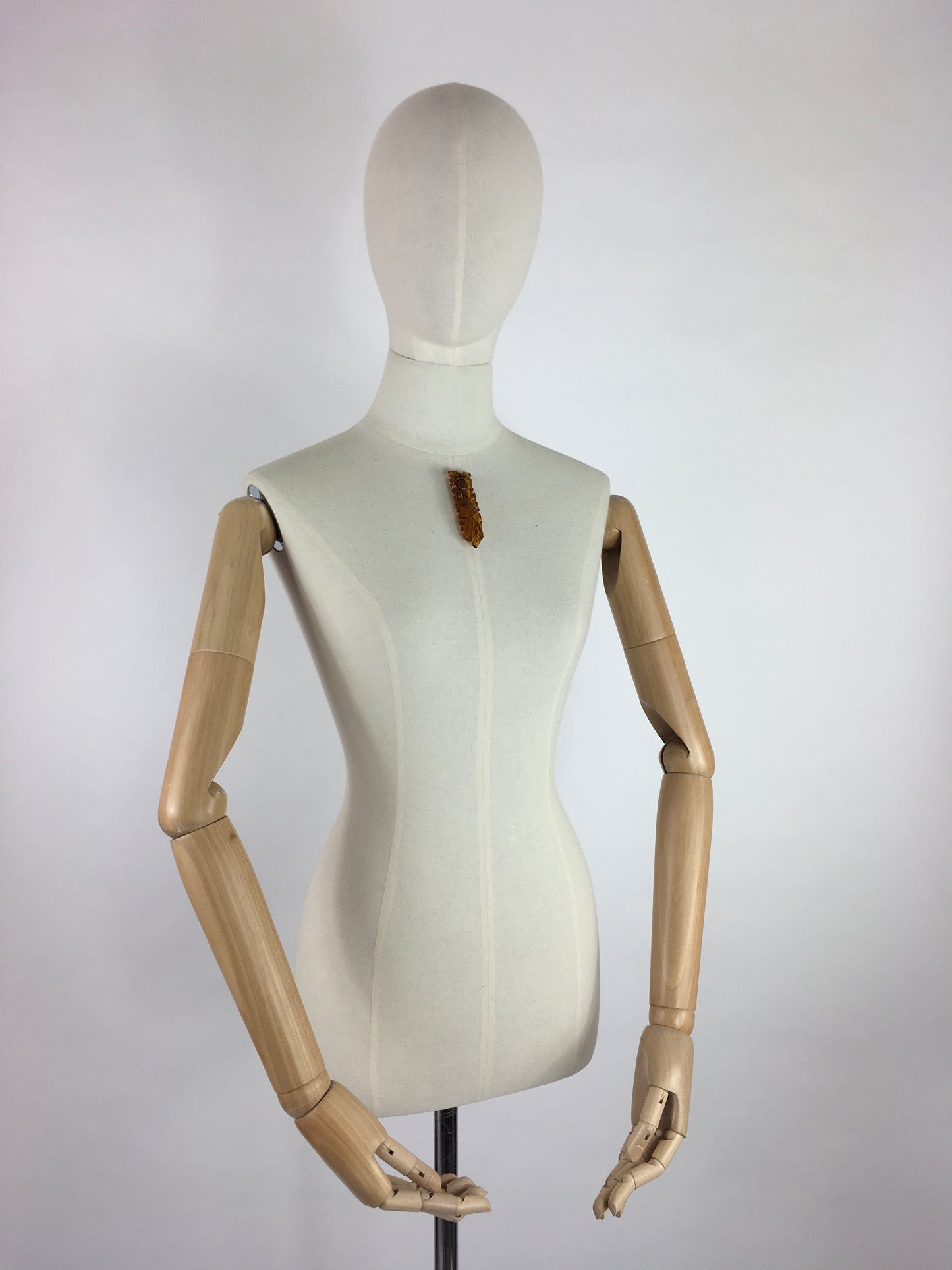 Original 1940’s Chunky Carved Bakelite Dress Clip - In a Lovely Apple Juice Colour