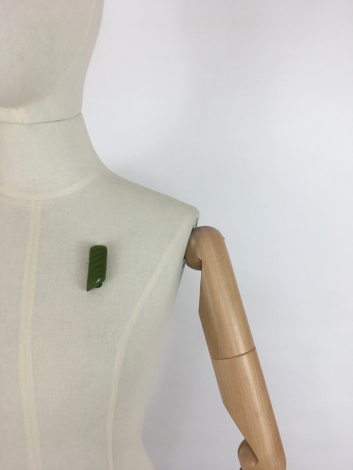 Original 1940s Green Carved Bakelite Dress Clip - Lovely Markings