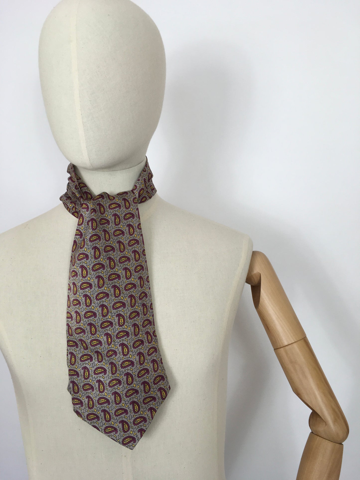 Original 1940’s Mens ‘ Sammy ‘ Silk Cravat - In a Lovely Bright Yellow and Burgundy Paisley