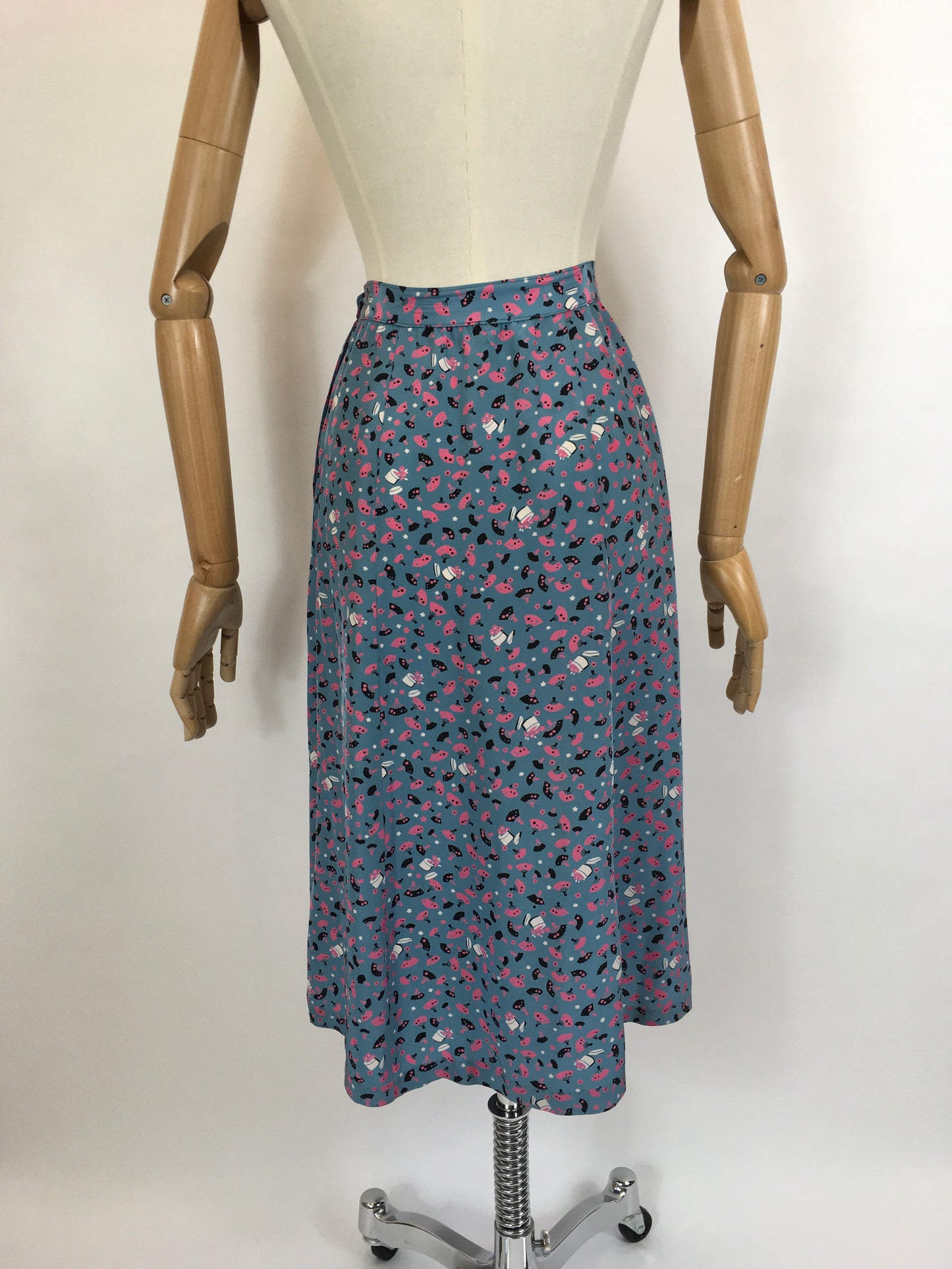 Original 1940’s FABULOUS Novelty Print Rayon Skirt - Featuring A Vanity Scene of Fans, Trinket Pots and Vases
