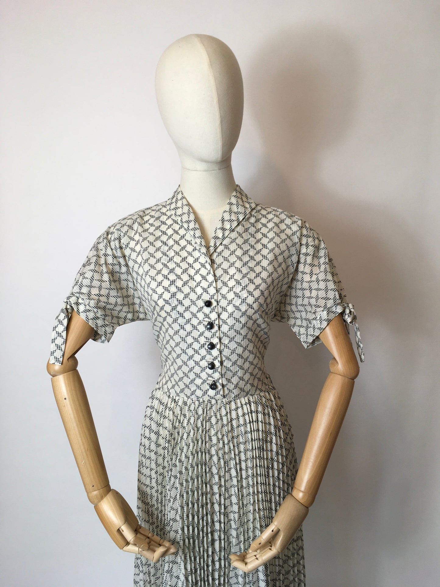 Original Early 1950s Seersucker Dress - Lovely Tie Sleeve Detailing