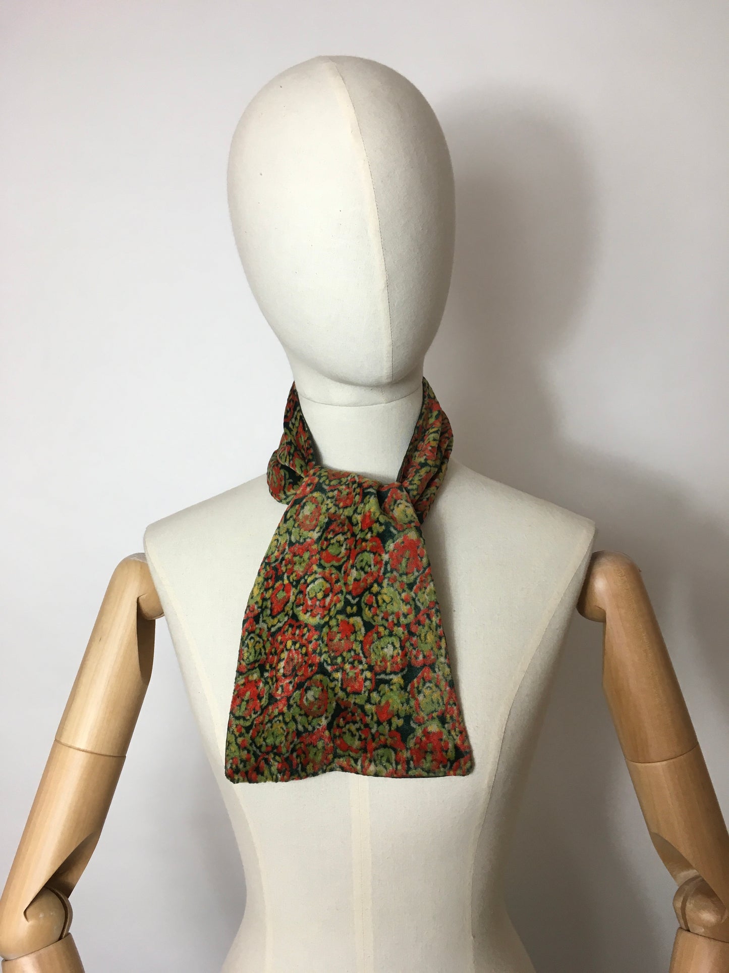 Original 1940’s Velvet Tippet with Crepe Lining - Lovely rich Colour Pallet