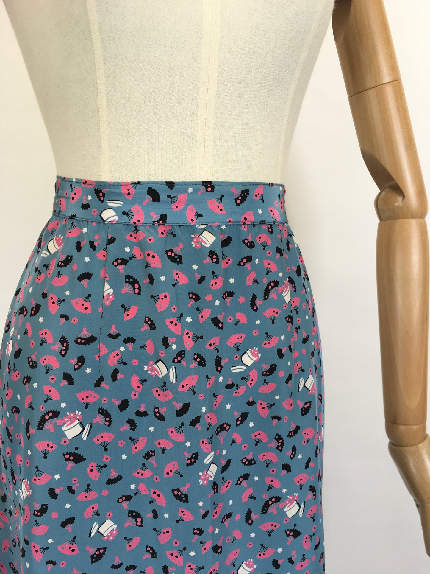 Original 1940’s FABULOUS Novelty Print Rayon Skirt - Featuring A Vanity Scene of Fans, Trinket Pots and Vases