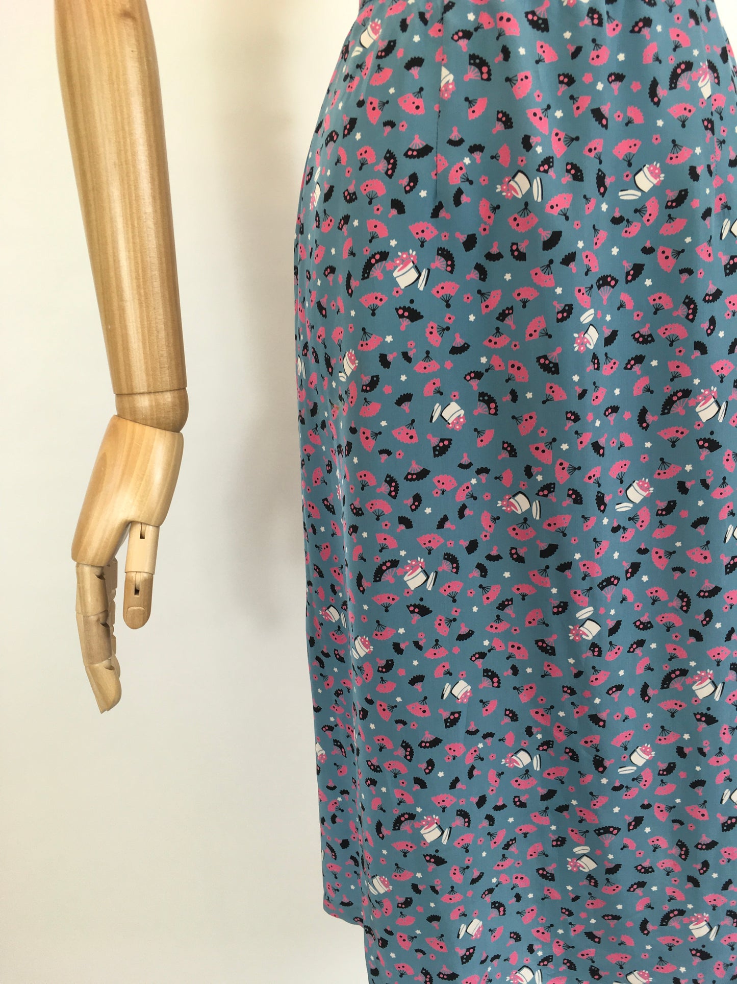 Original 1940’s FABULOUS Novelty Print Rayon Skirt - Featuring A Vanity Scene of Fans, Trinket Pots and Vases