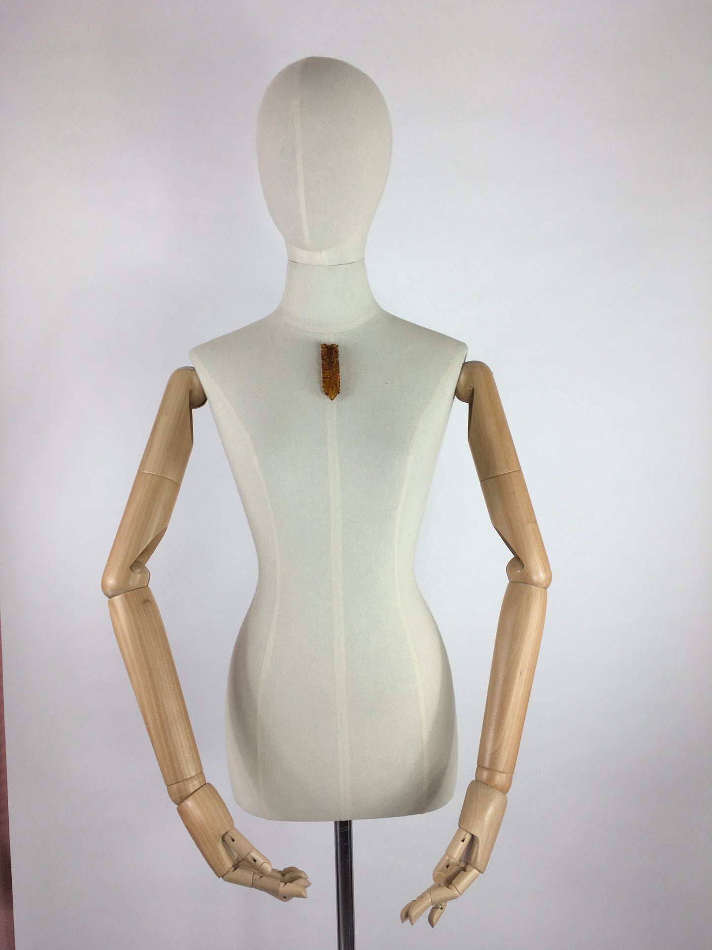 Original 1940’s Chunky Carved Bakelite Dress Clip - In a Lovely Apple Juice Colour