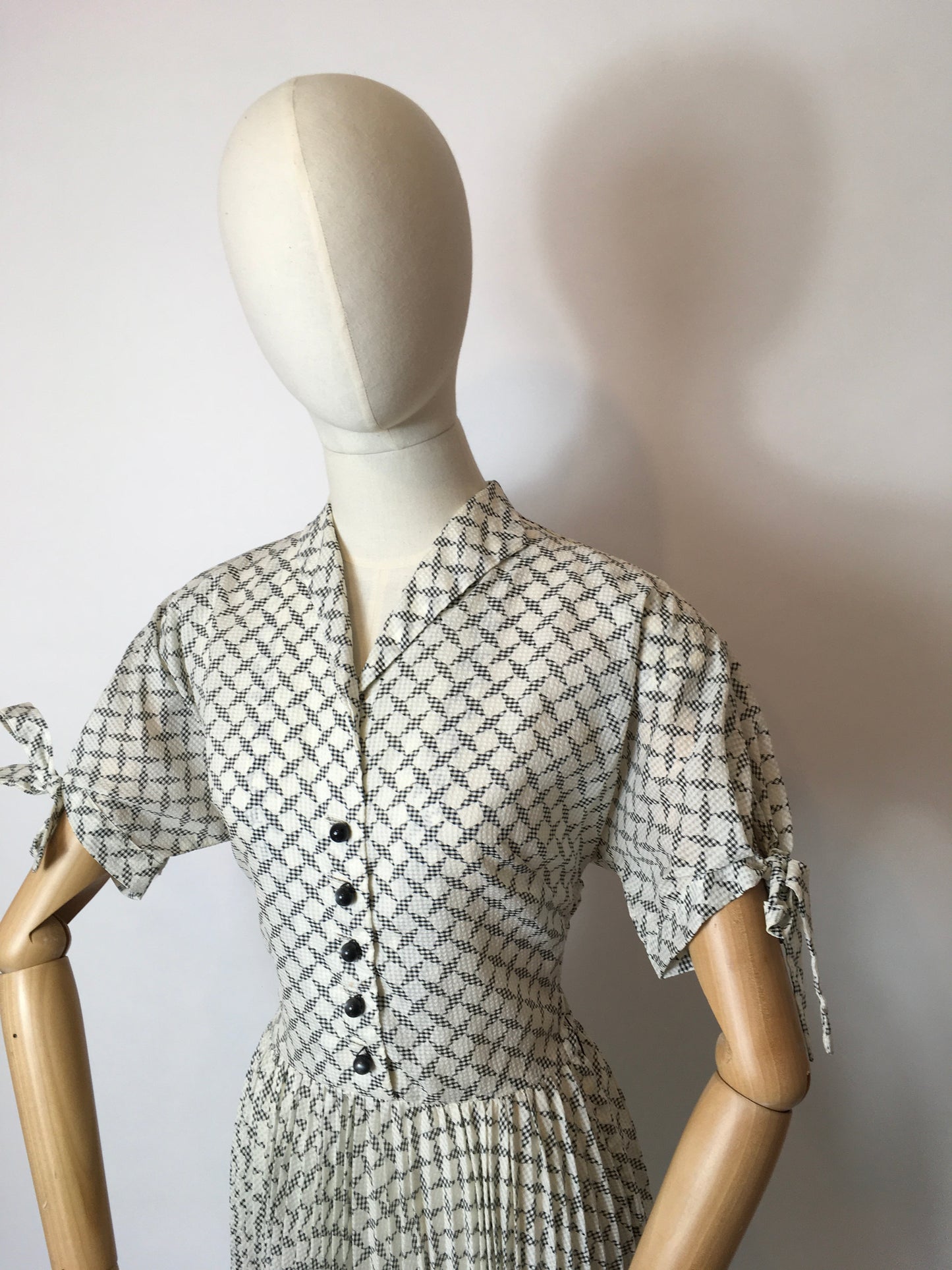 Original Early 1950s Seersucker Dress - Lovely Tie Sleeve Detailing