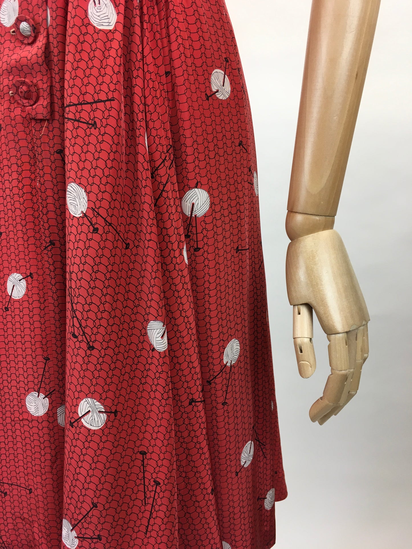 Original 1940’s ‘ Leslie Fay’ Novelty Print Rayon Dress - In a STUNNING knitting Needle and Yarn Print