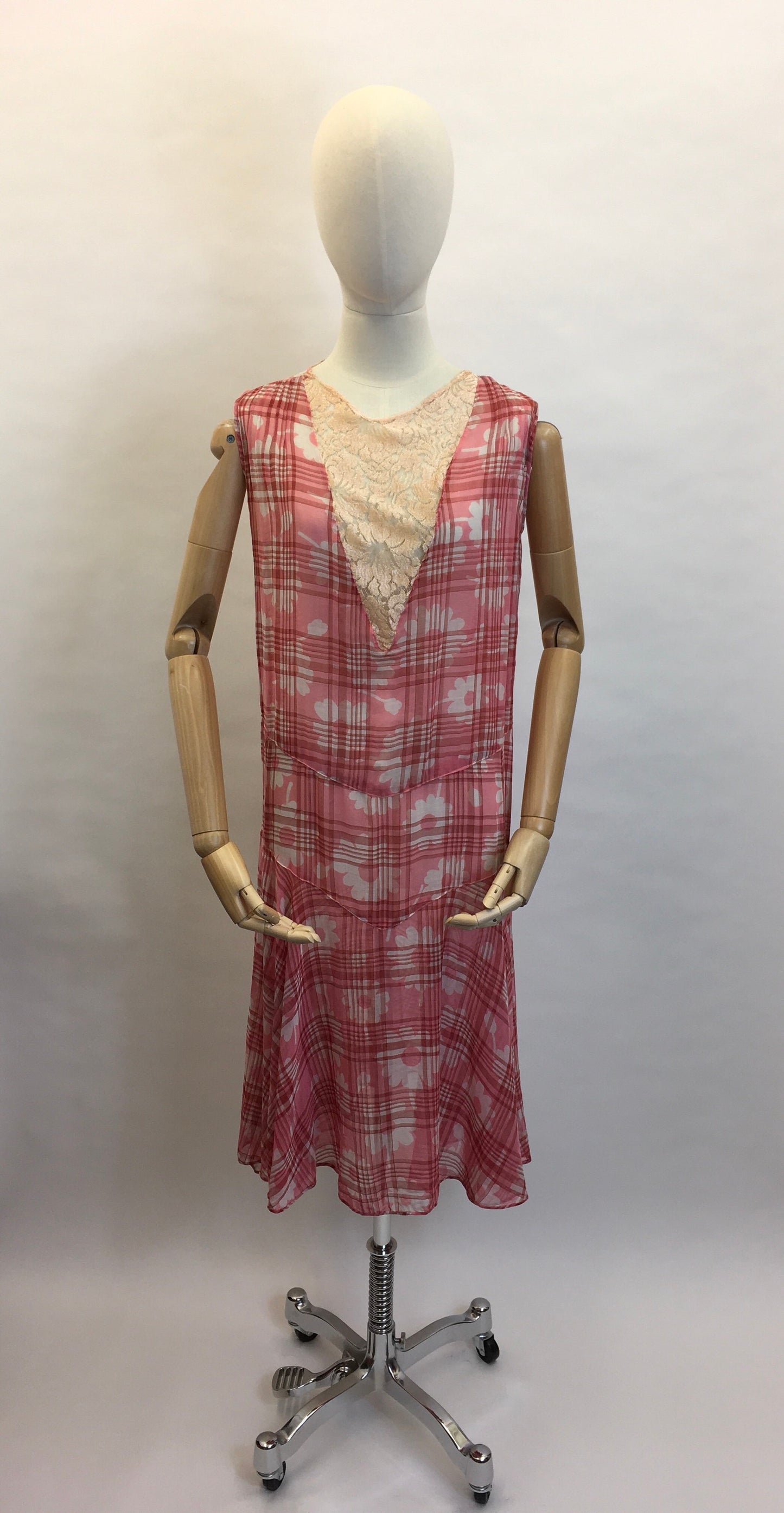 Original 1920s Day Dress - A Stunning Blend of Lace & Cotton Lawn