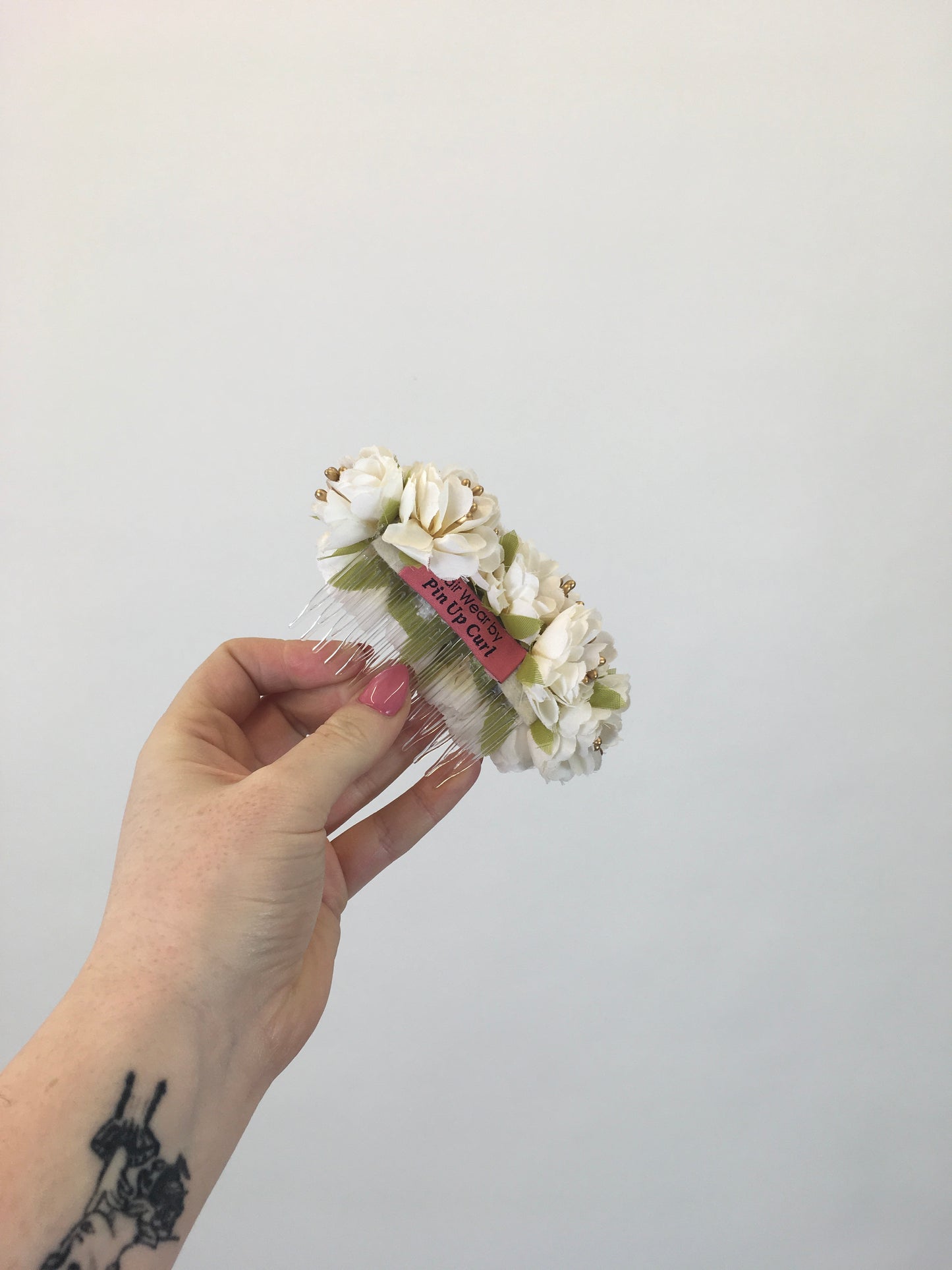 Reproduction Hairflower Comb by ' Pin Up Curl' - In White and Gold