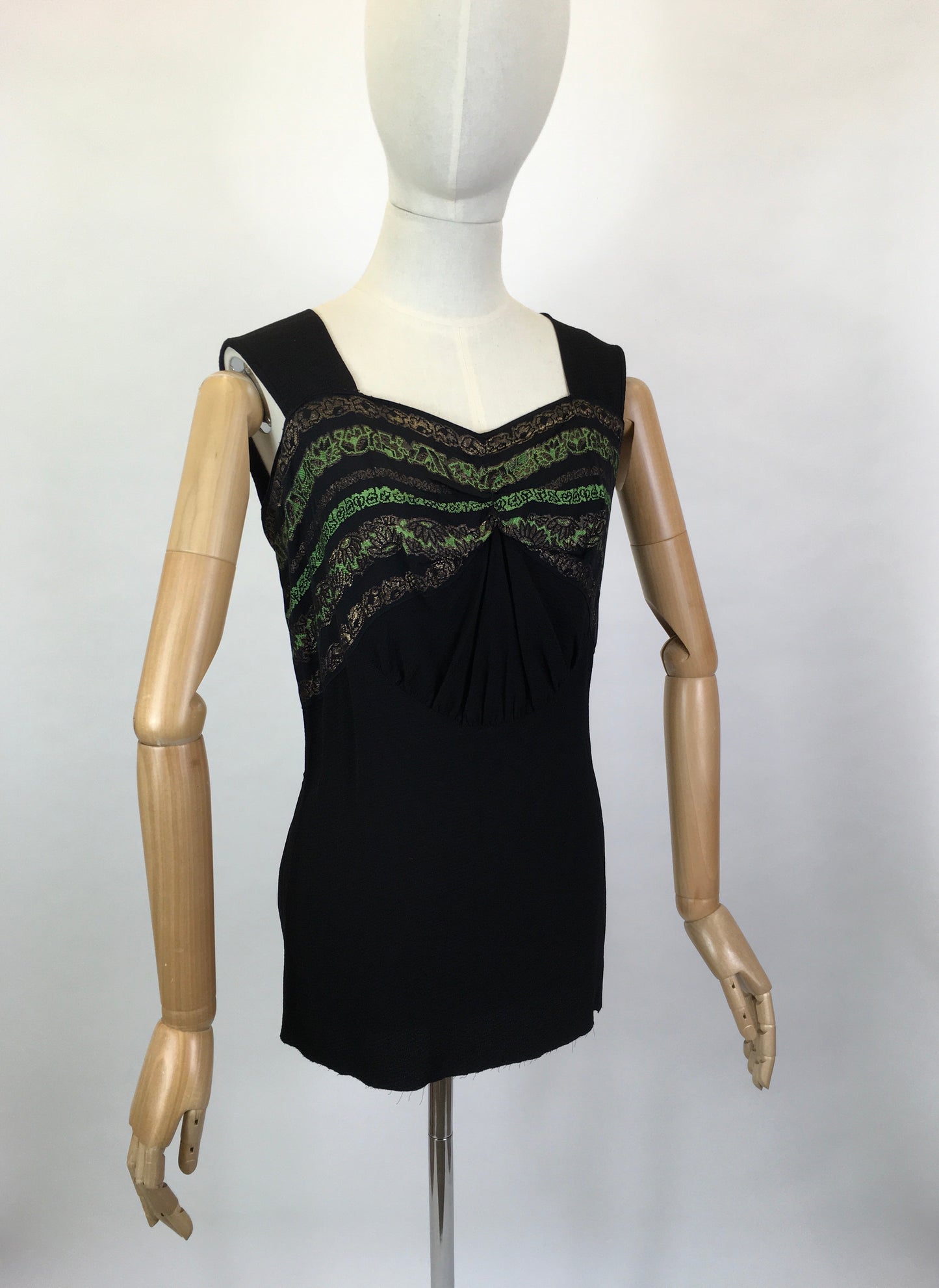 Original 1930s blouse in crepe - With Gorgeous metallic thread details