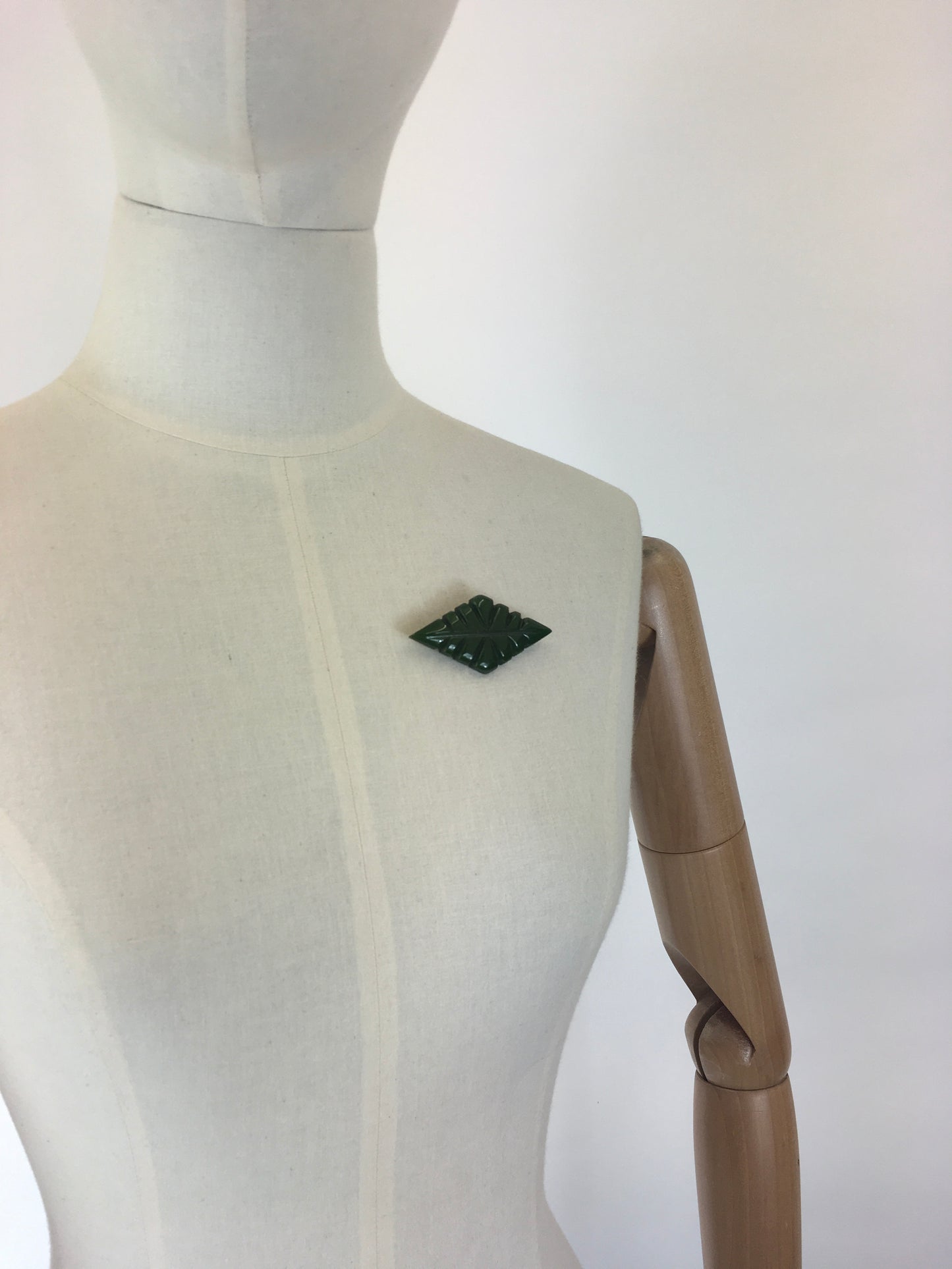 Original late 1940’s early 1950’s Bakelite Leaf Brooch - In Pine Green