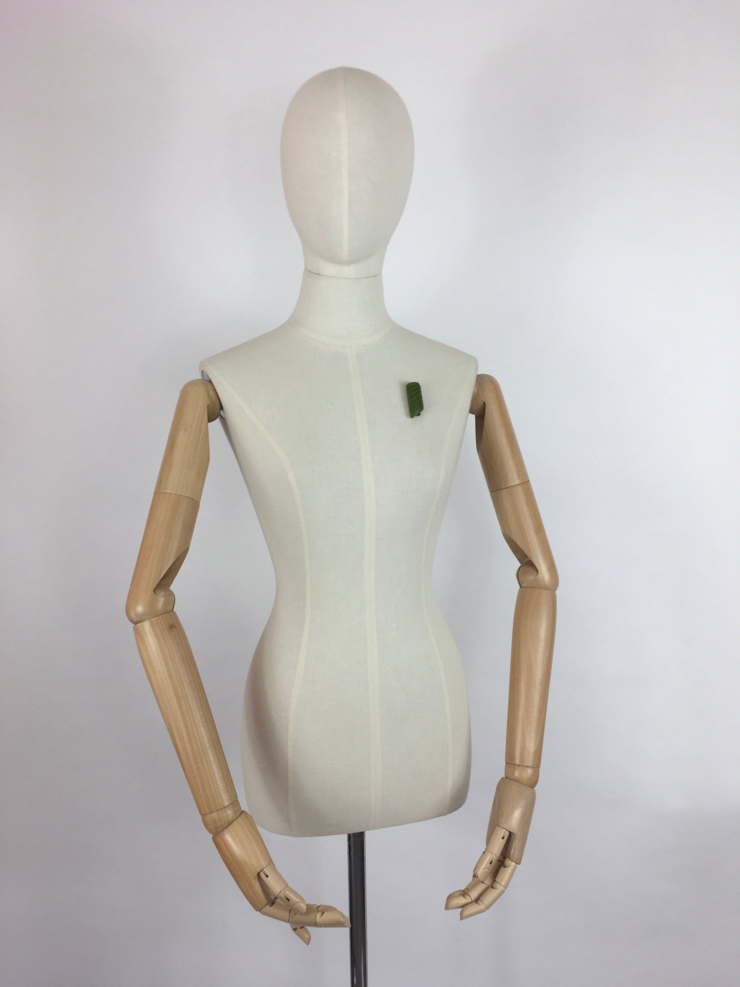 Original 1940s Green Carved Bakelite Dress Clip - Lovely Markings