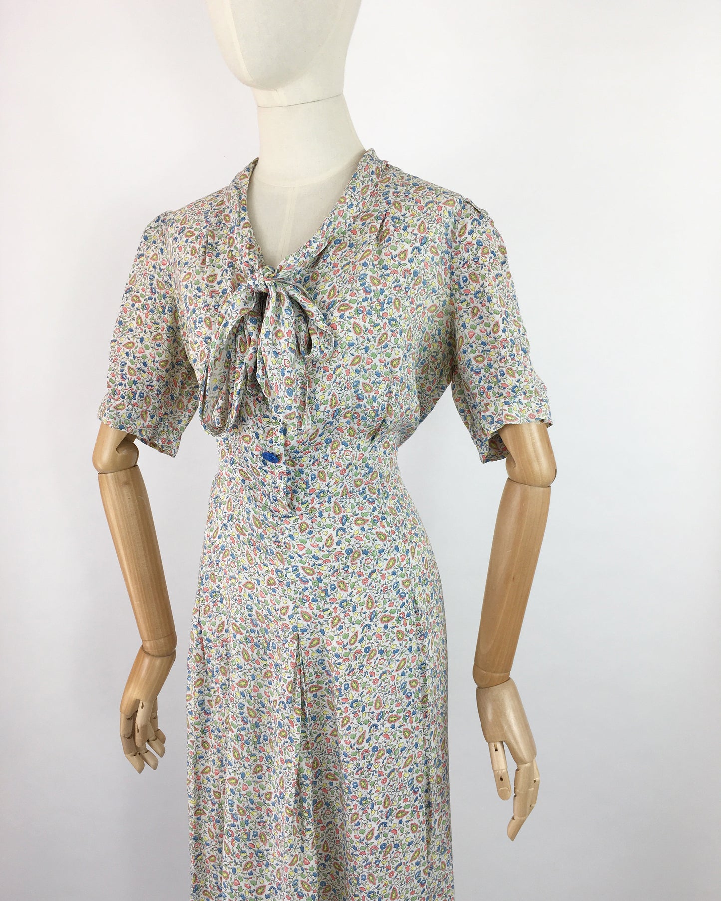 Original 1940s Summer Day Dress - In a Beautiful Floral and Paisley Print